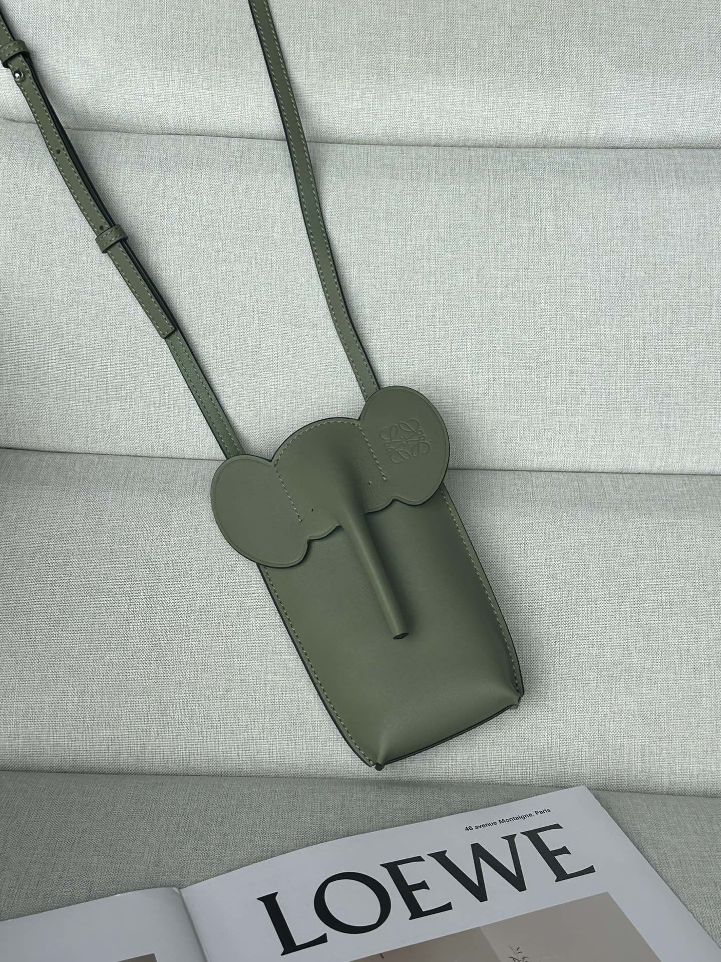 L0ew* Elephant Pocket in classic calfskin 18x8x4cm