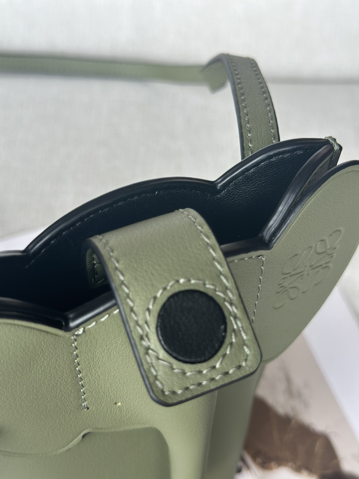 L0ew* Elephant Pocket in classic calfskin 18x8x4cm