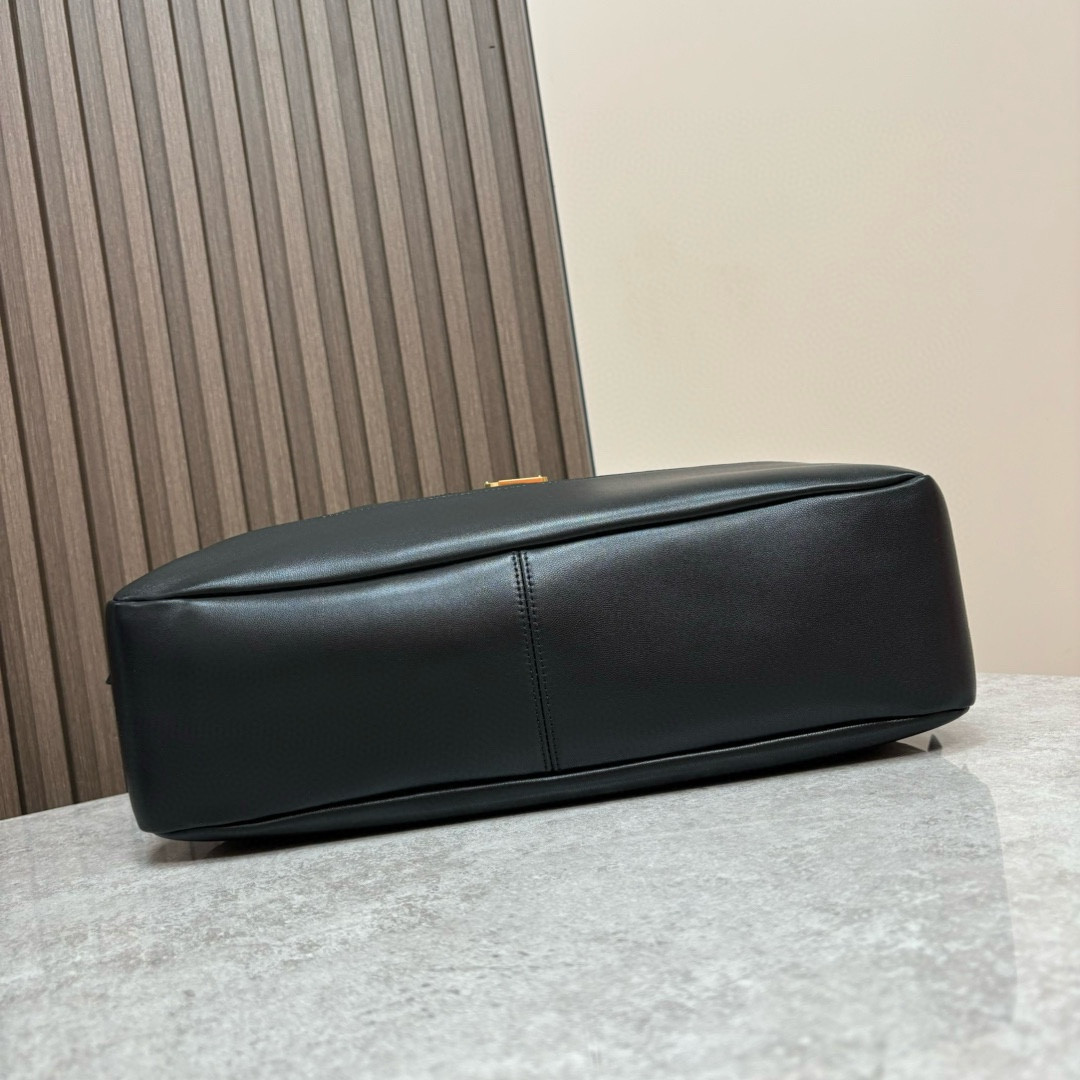 Y51 JAMIE 4.3 LARGE POCHON in lambskin 27x34x3cm