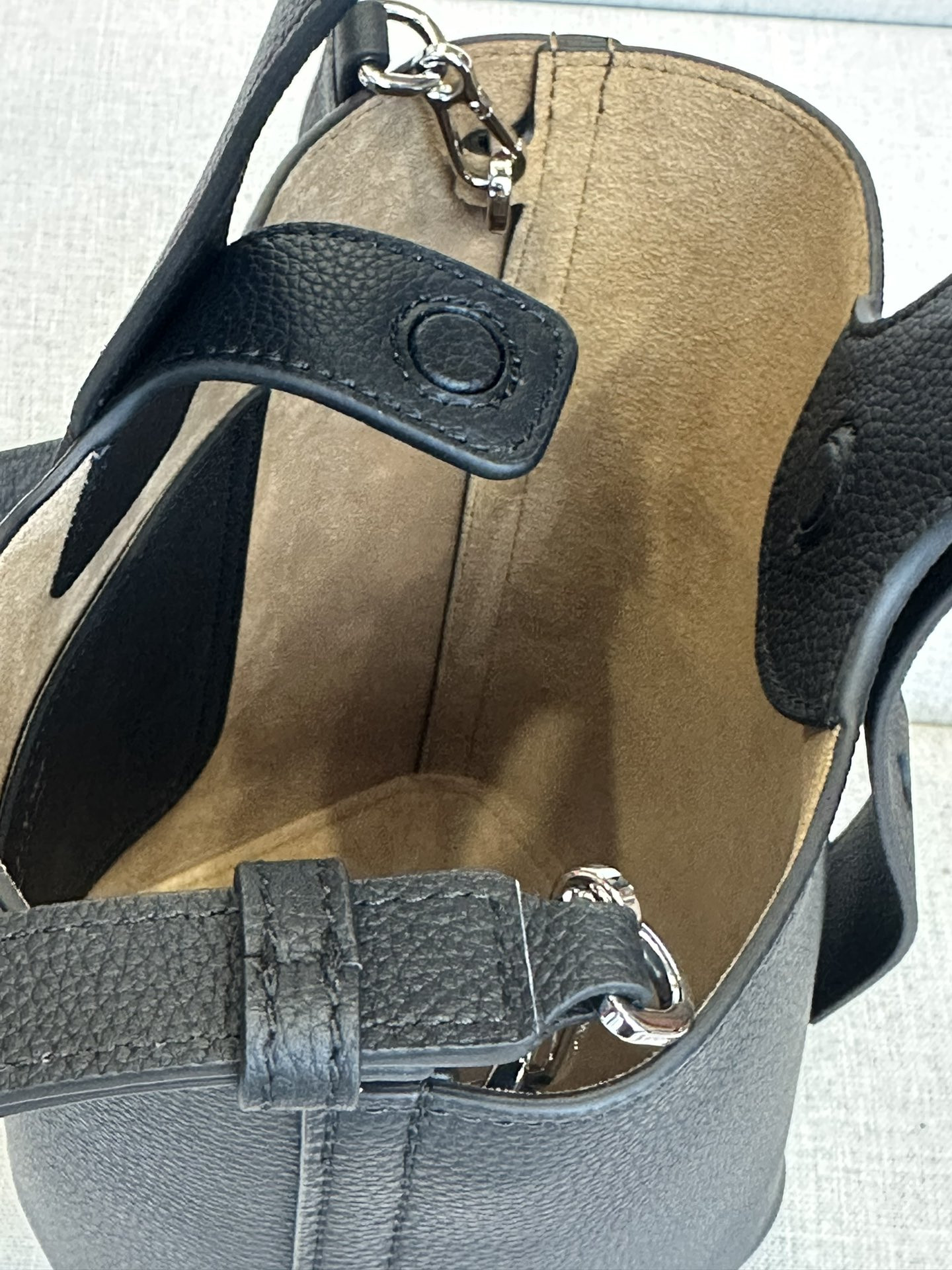 L0ew* Mini Pebble bucket in mellow calfskin 19.5x16x16cm