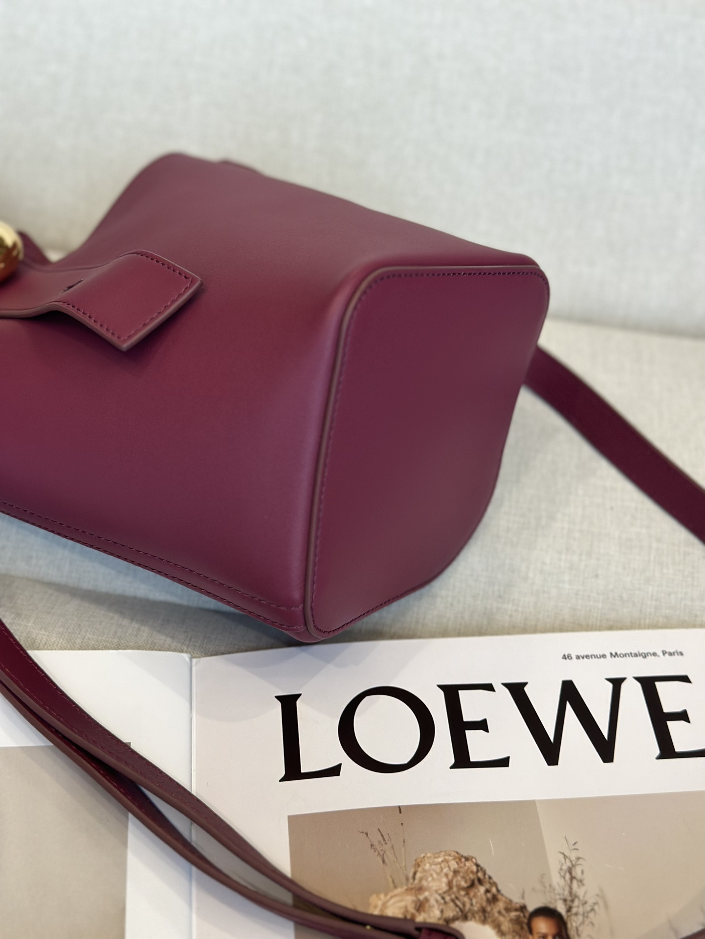 L0ew* Mini Pebble bucket in mellow calfskin 19.5x16x16cm