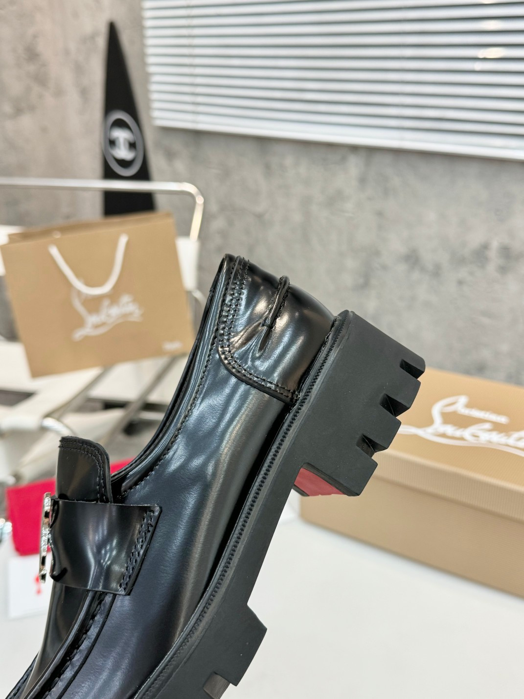 UA Chr1st1an Louboutin(CL) logo design,the latest runway version of the red-soled shoes