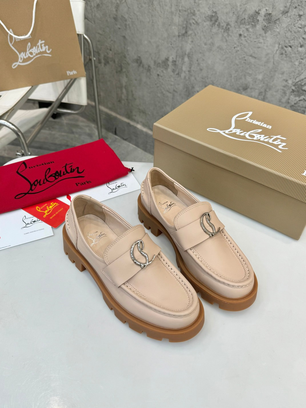 UA Chr1st1an Louboutin(CL) logo design,the latest runway version of the red-soled shoes