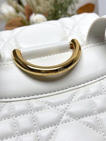 D10r Caro Backpack Medium 23 x 26.7 x 12.5 cm