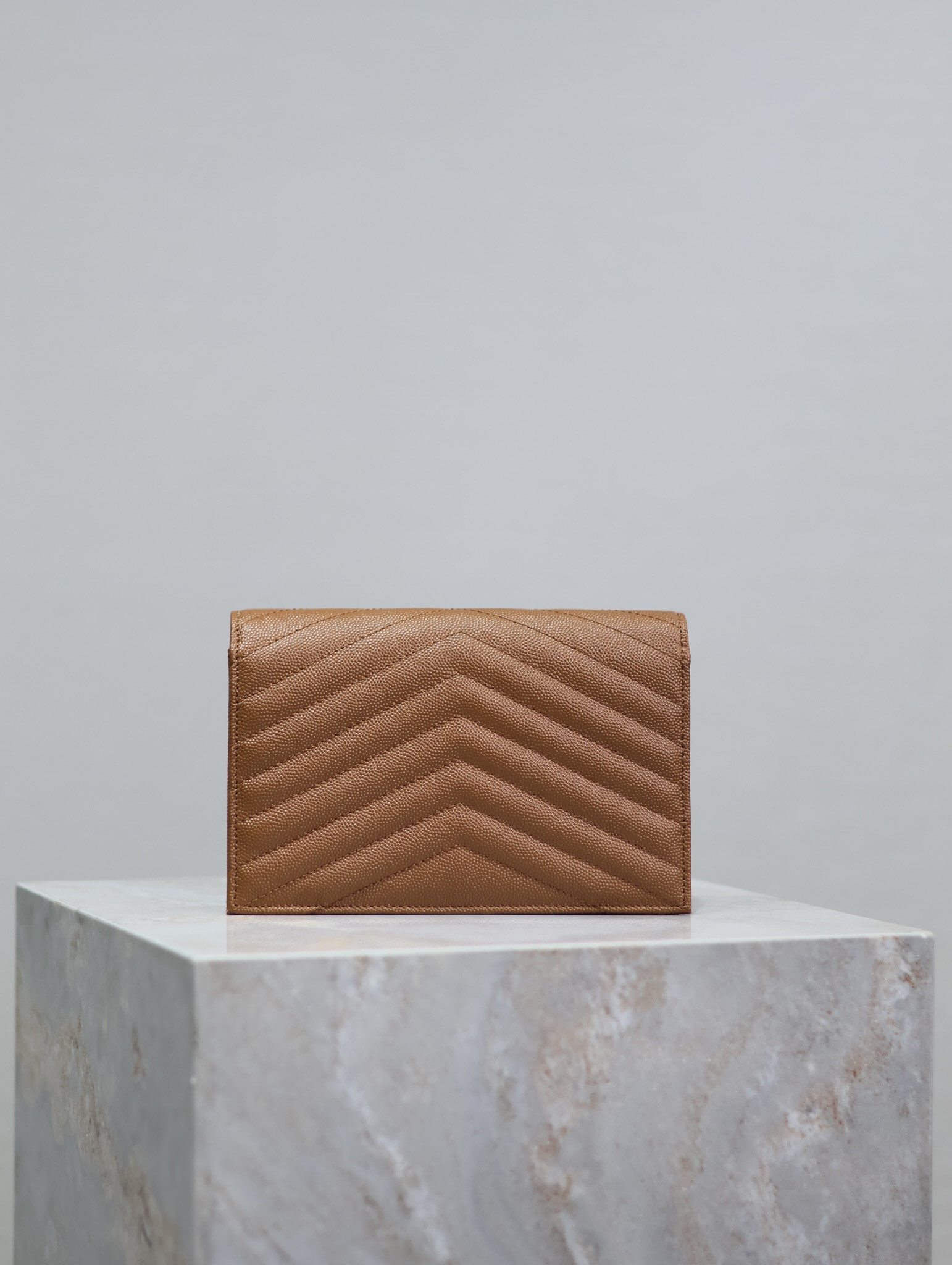 Y51 Cassandra WOC envelope chain wallet in grained poudre leather 19 x 12.5 x 3.5 cm