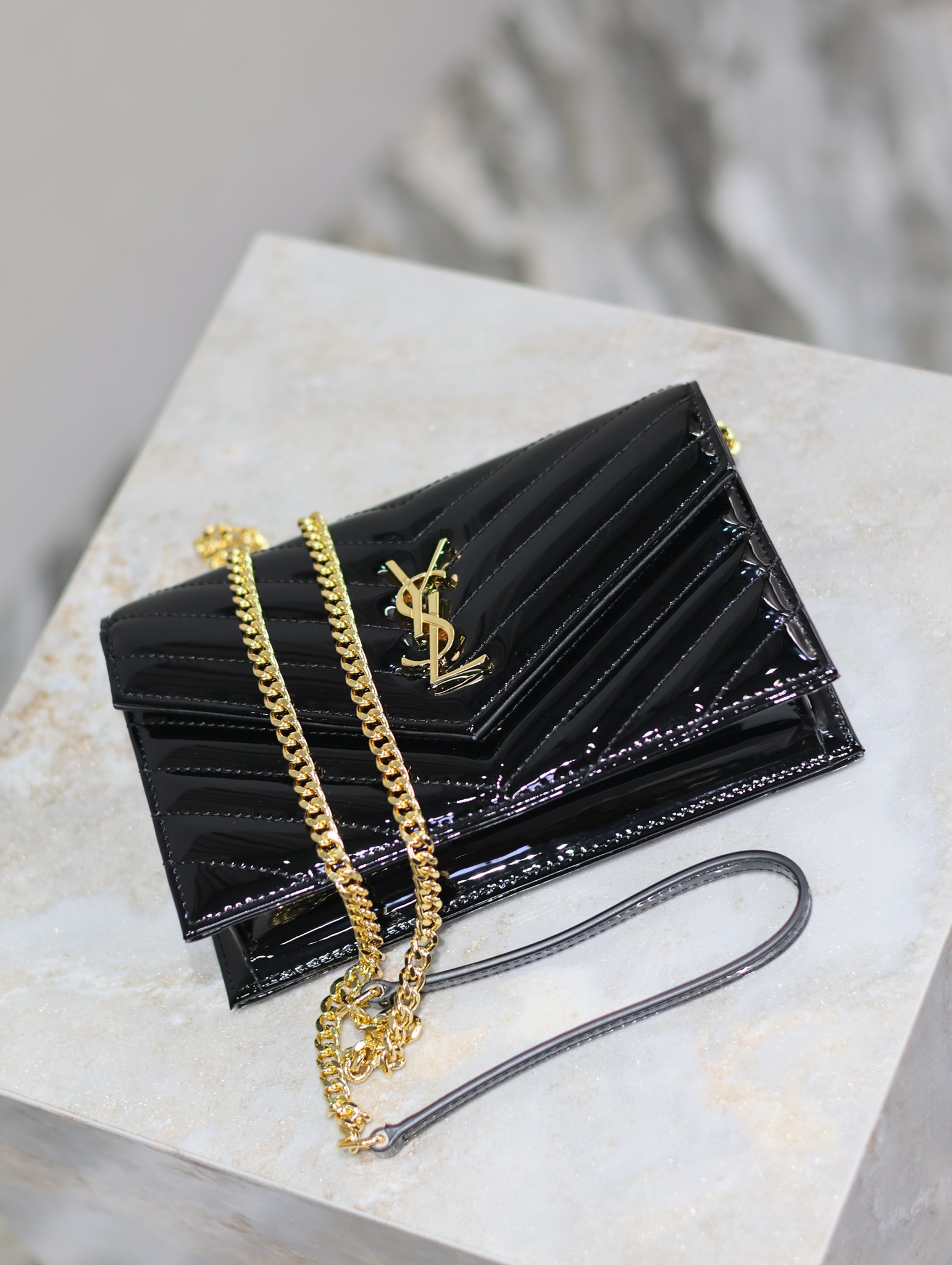Y51 Cassandra WOC envelope chain wallet in patent leather 19 x 12.5 x 3.5cm