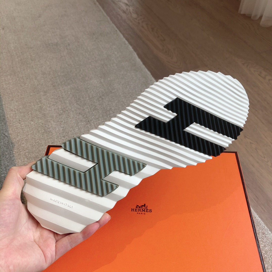 UA H**me5 Bouncing Sneaker