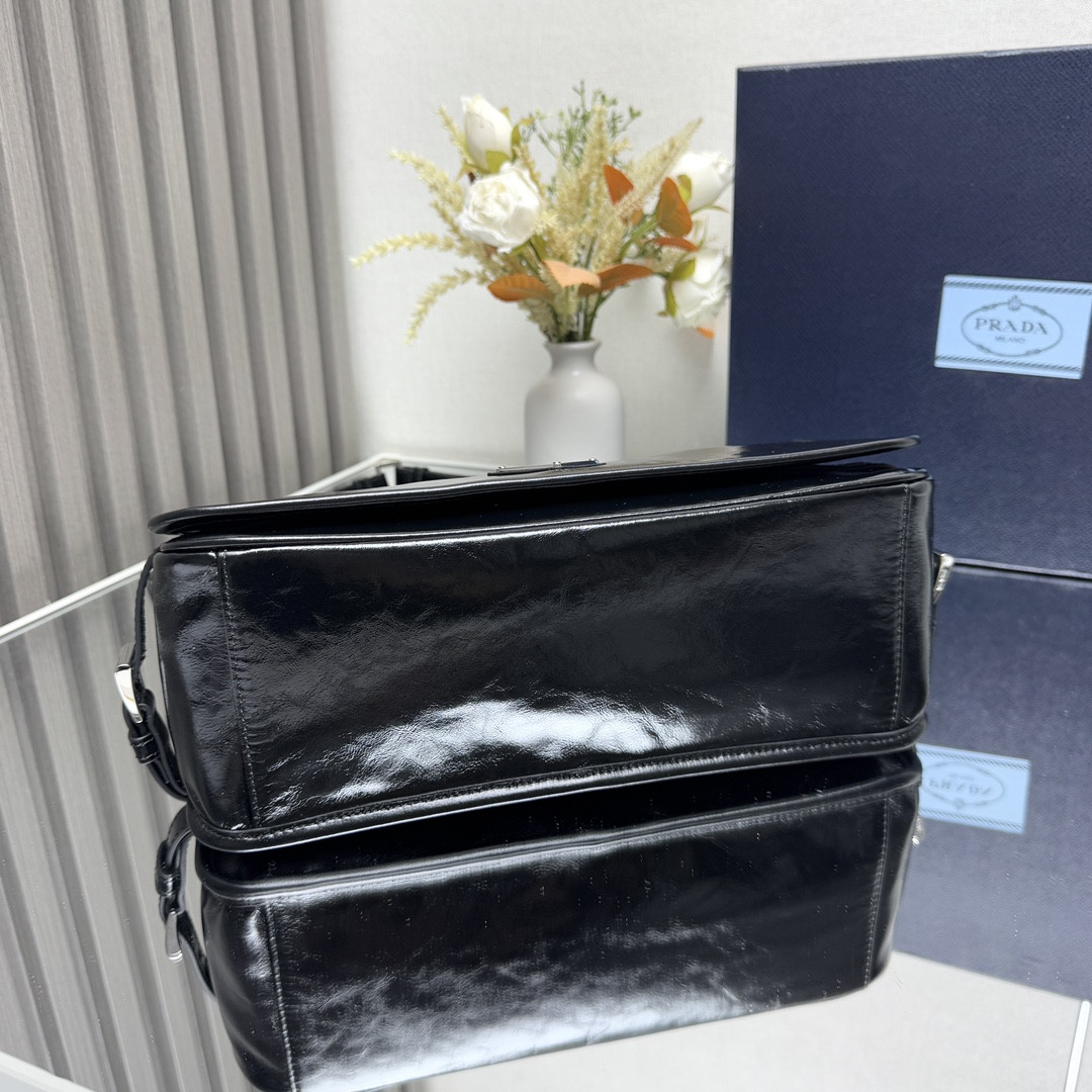 Pra*a Leather shoulder bag 30x20x11cm