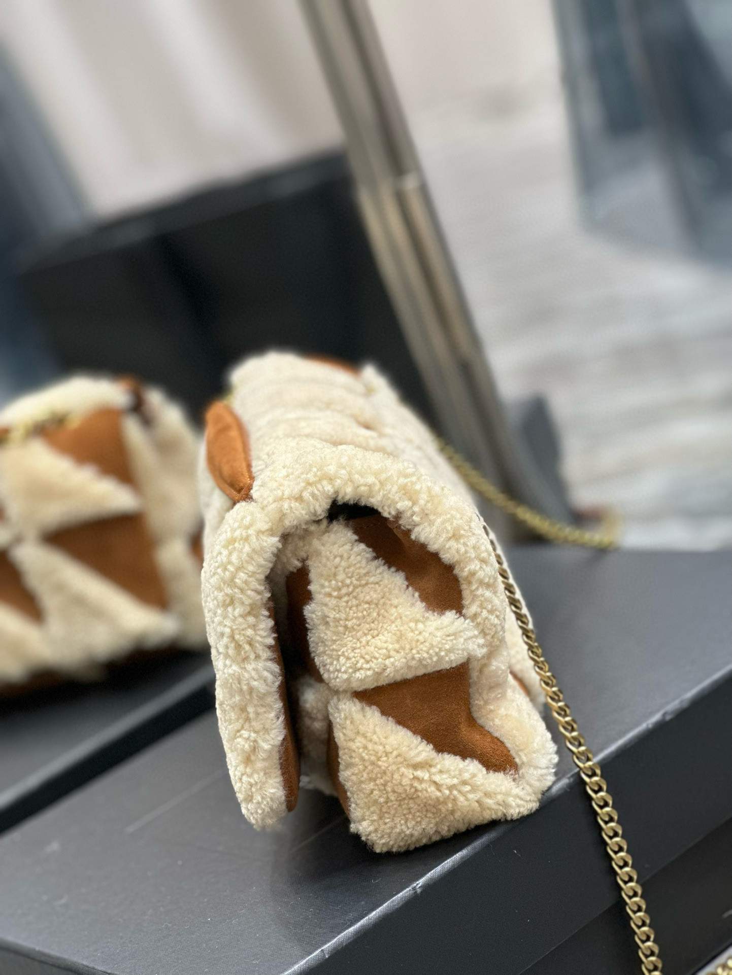 Y51 Jamie Medium in Suede and Shearling 25×15×7.5cm