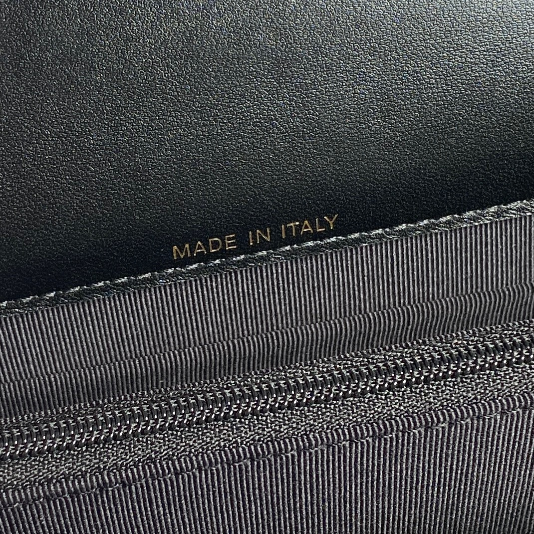 Ch**el 24B trendy cc 18.5x12x4cm