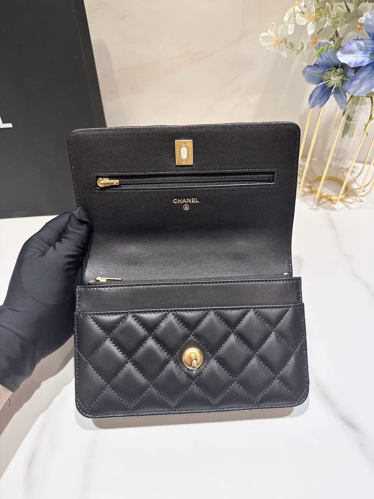 Ch**el WOC CLASSIC WALLET ON CHAIN 19cm