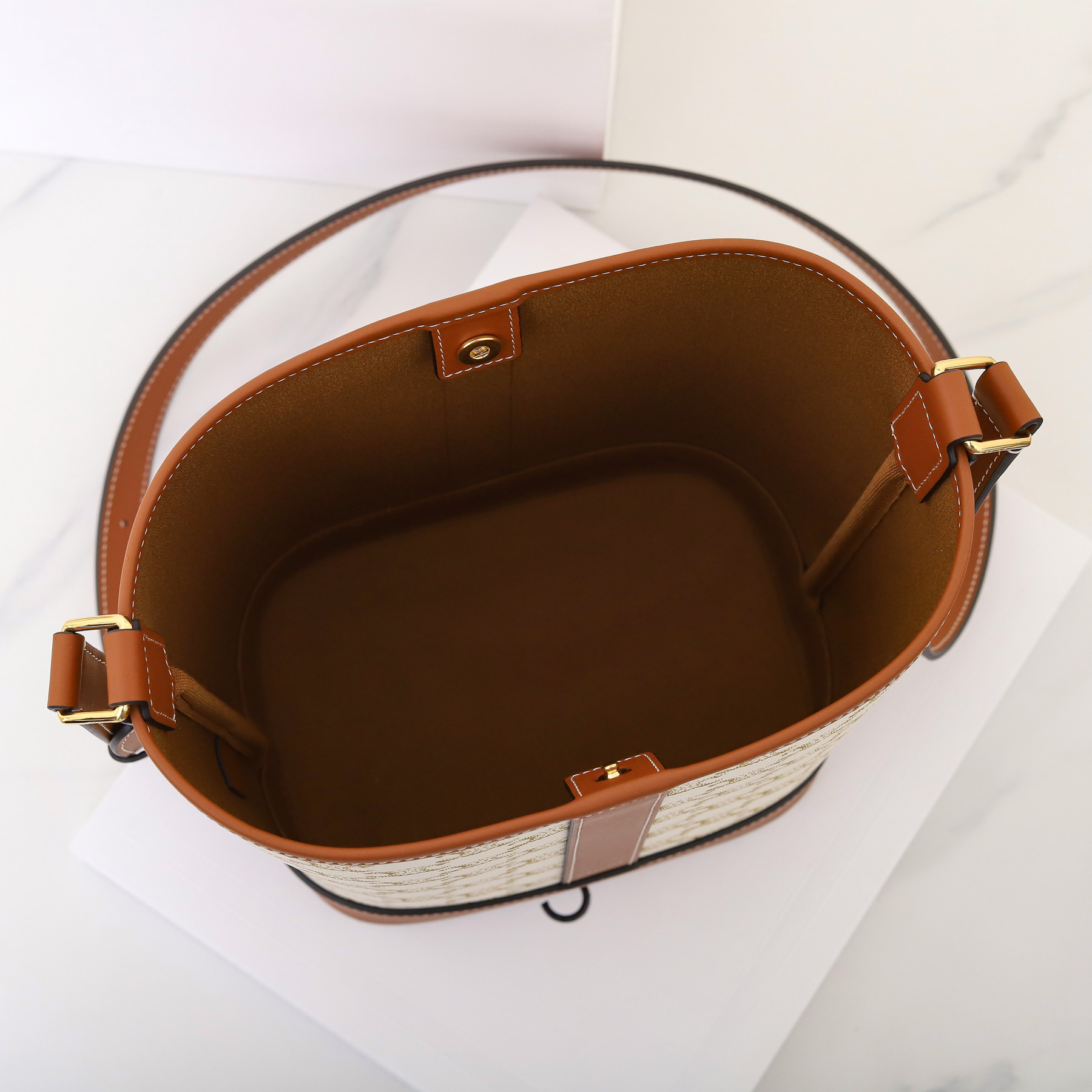 Ce1i*e SMALL BUCKET IN TRIOMPHE CANVAS AND CALFSKIN 191442 30x22x13cm