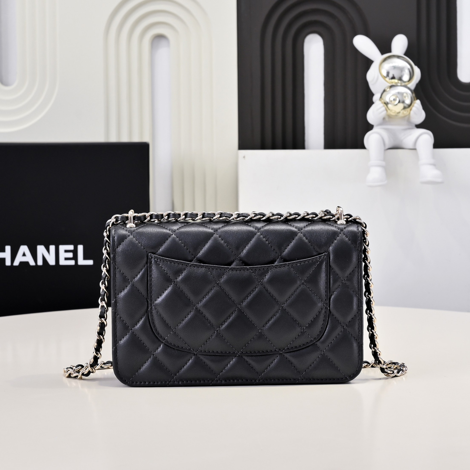 Ch**el SPRING-SUMMER 2025 PRE COLLECTION WALLET ON  BLACK AP4537 19.5 × 13 × 3.5 cm