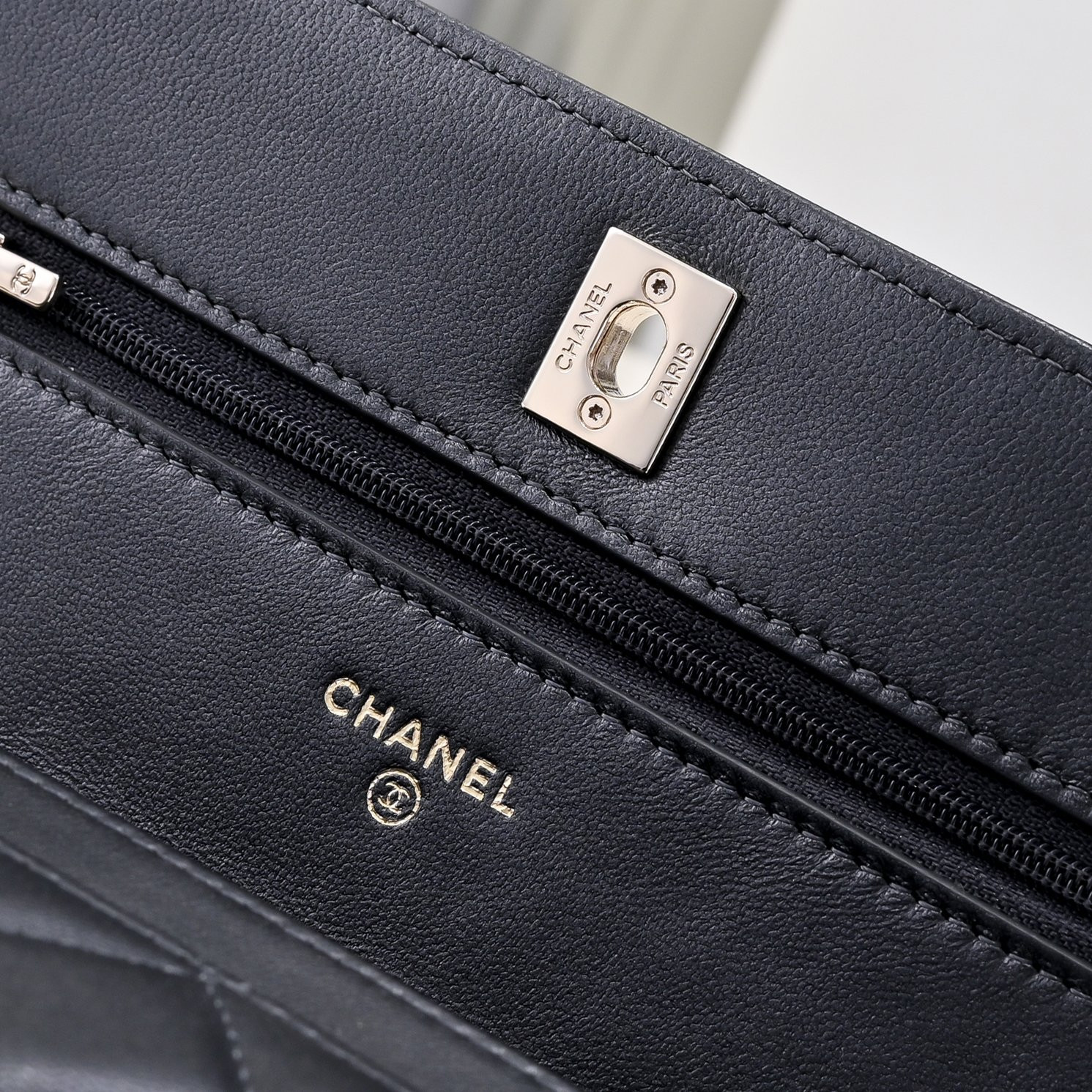 Ch**el SPRING-SUMMER 2025 PRE COLLECTION WALLET ON  BLACK AP4537 19.5 × 13 × 3.5 cm