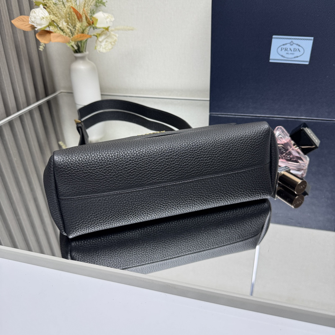 Pra*a Small leather shoulder bag 26x14x9.5cm