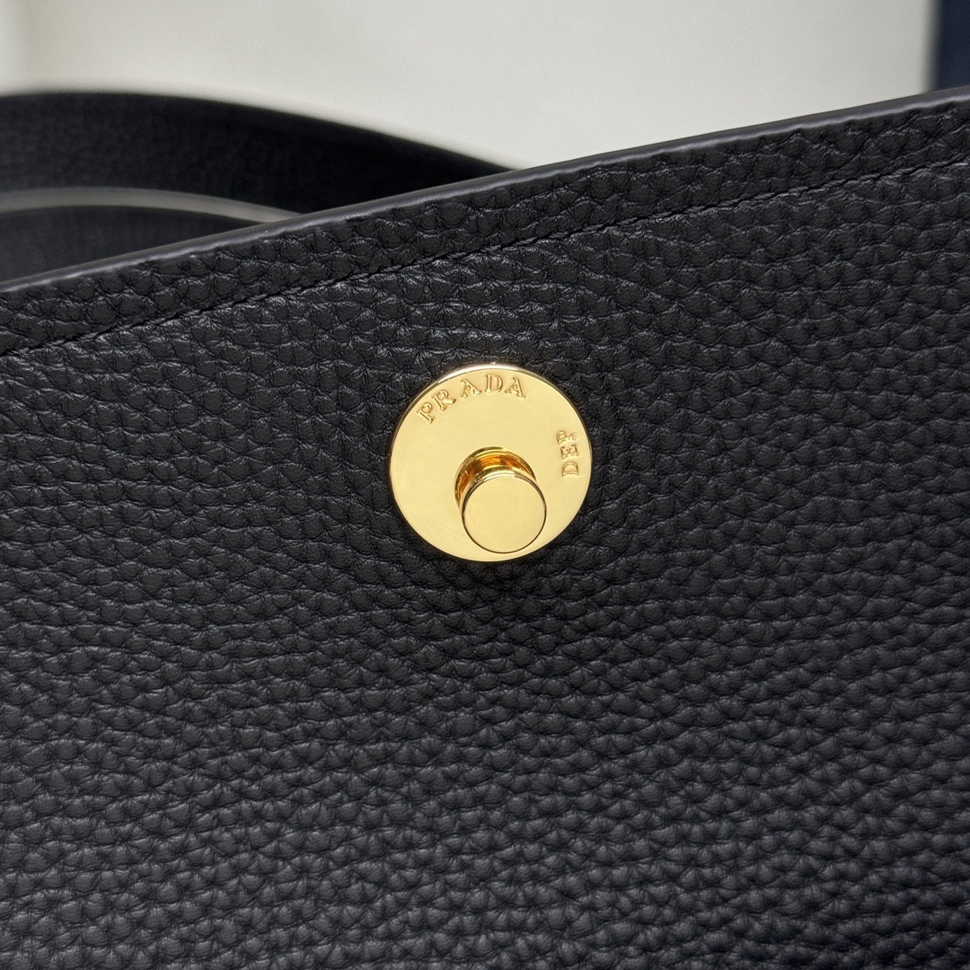 Pra*a Small leather shoulder bag 26x14x9.5cm