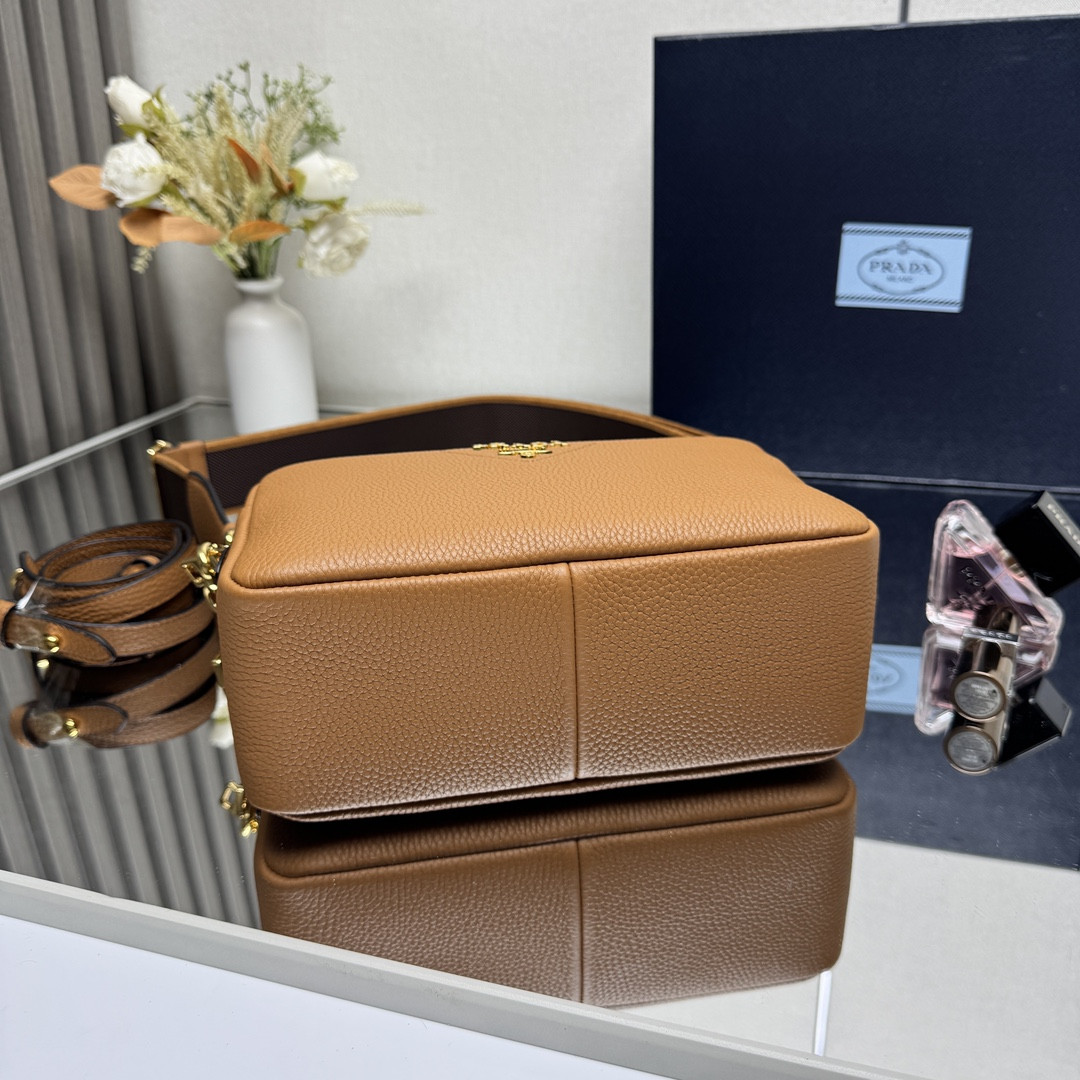 Pra*a Small shoulder bag in Vitello Dino soft leather 22x14.5x8.5cm