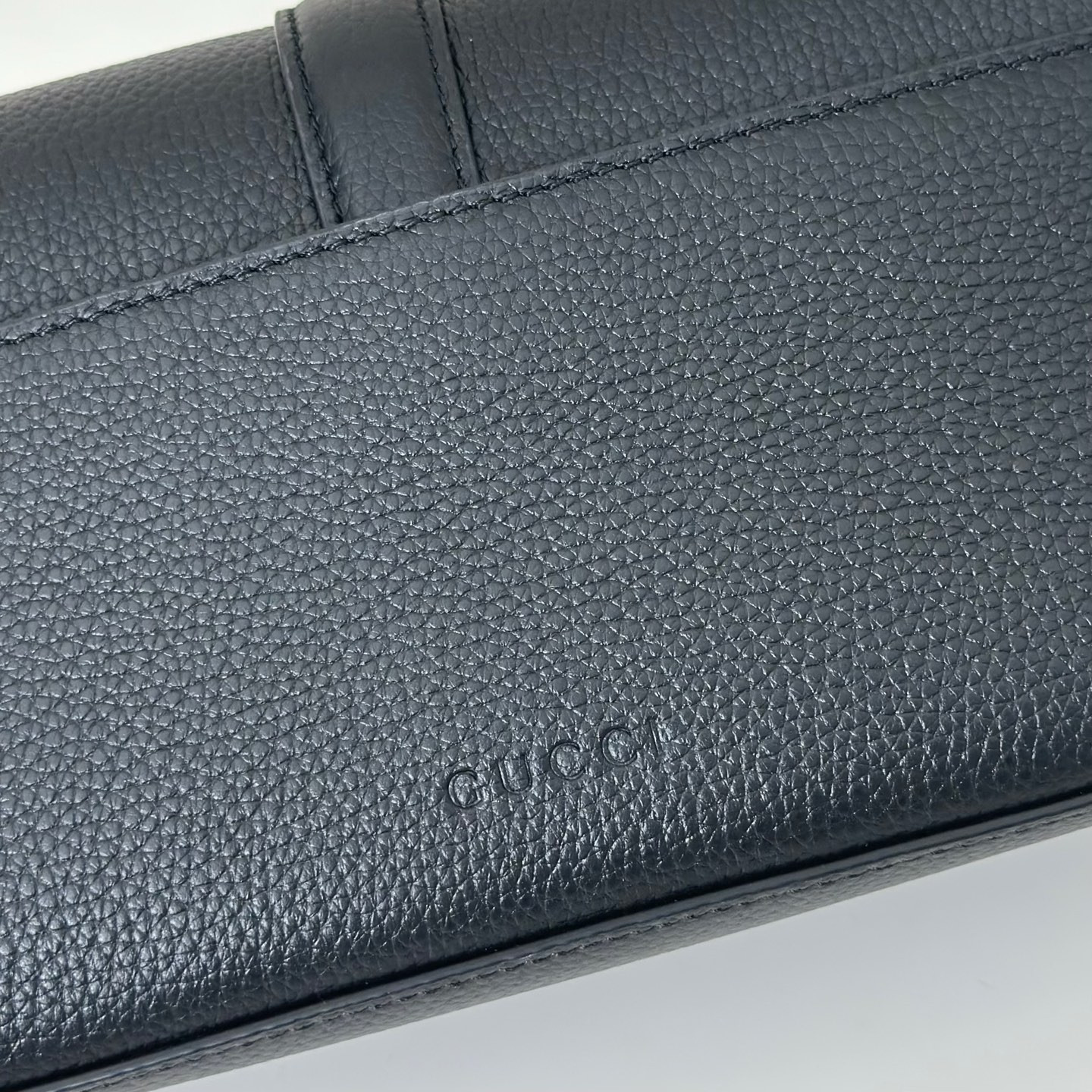 Gvc*1 Small crossbody bag with hook closure 23.5 x 12.5 x 6.5 cm