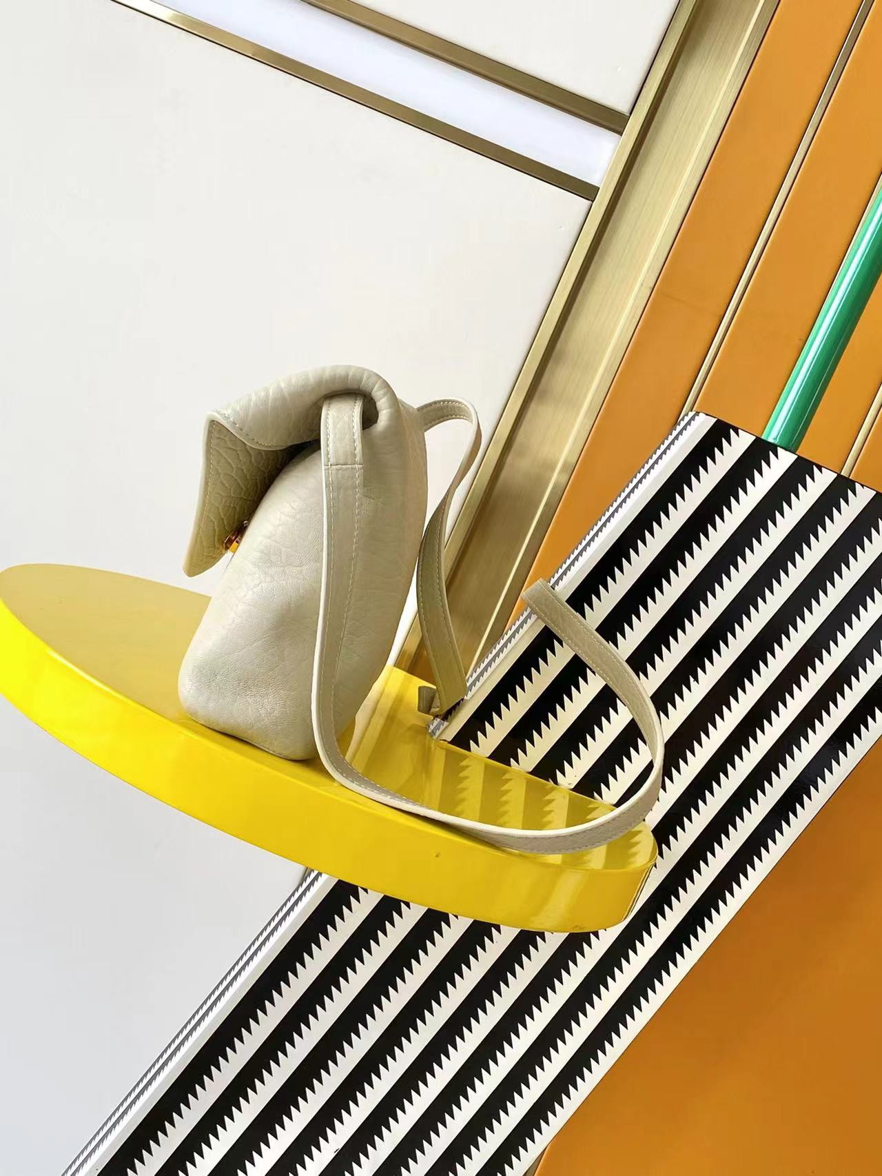 Y51 Cassandra envelope messenger in lambskin 23x16.5x6CM