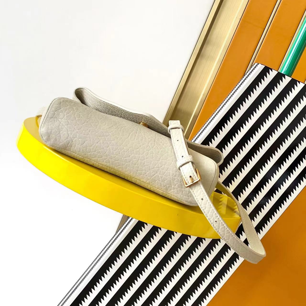 Y51 Cassandra envelope messenger in lambskin 23x16.5x6CM