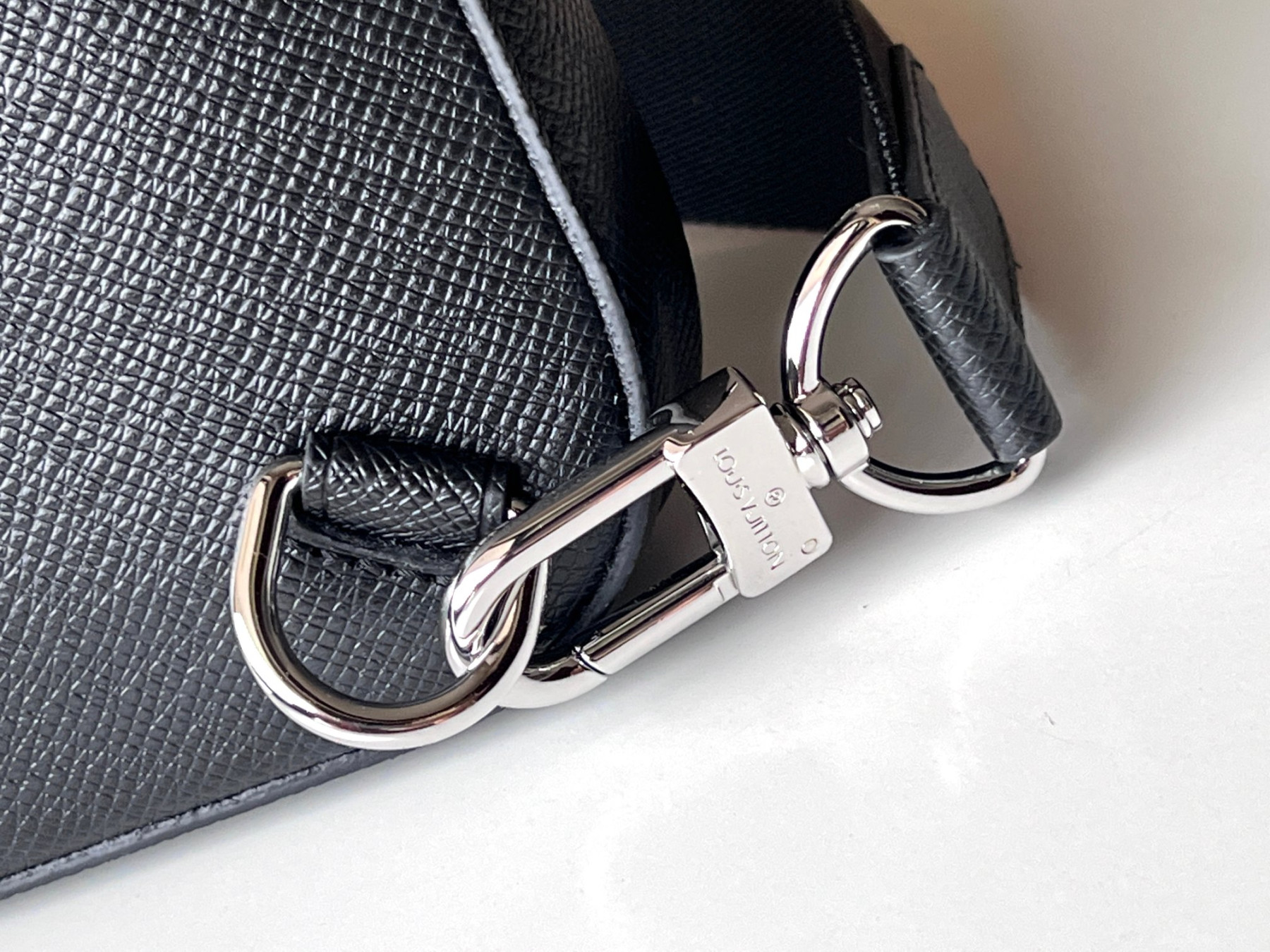 LV Avenue Sling Bag M30863 20 x 31 x 7 cm