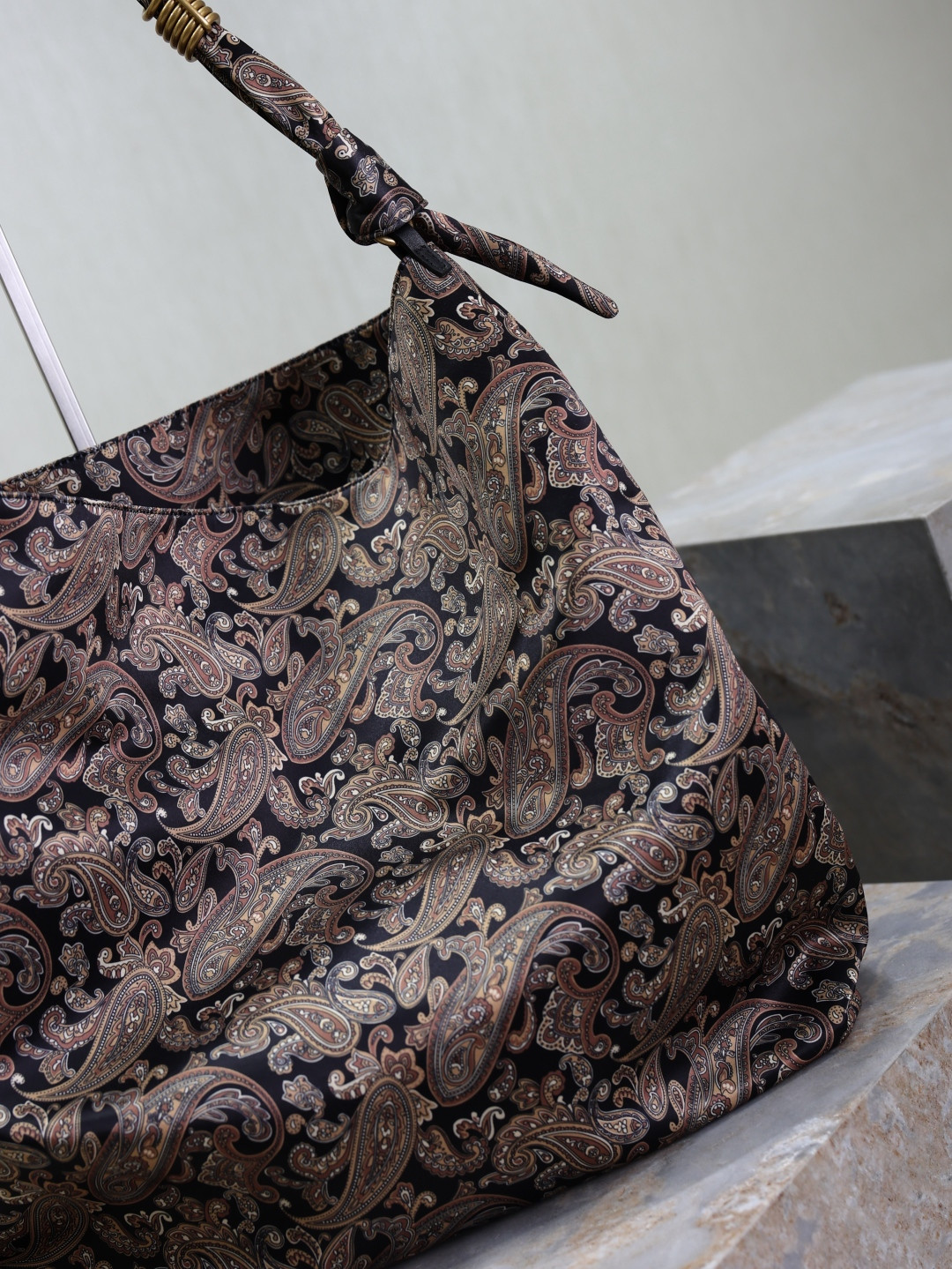 Y51 Amalia (silk twill) 42x50x1cm