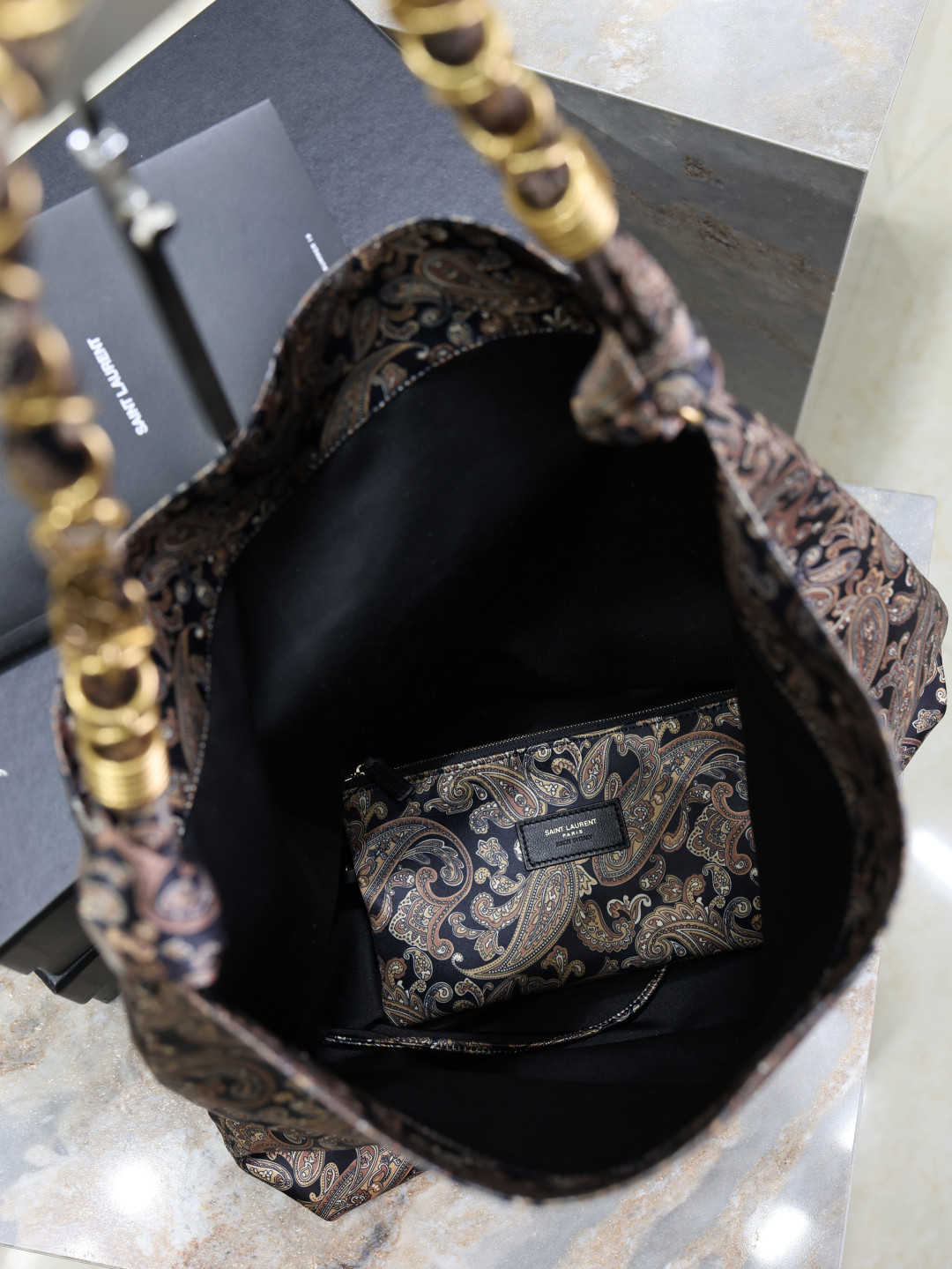 Y51 Amalia (silk twill) 42x50x1cm