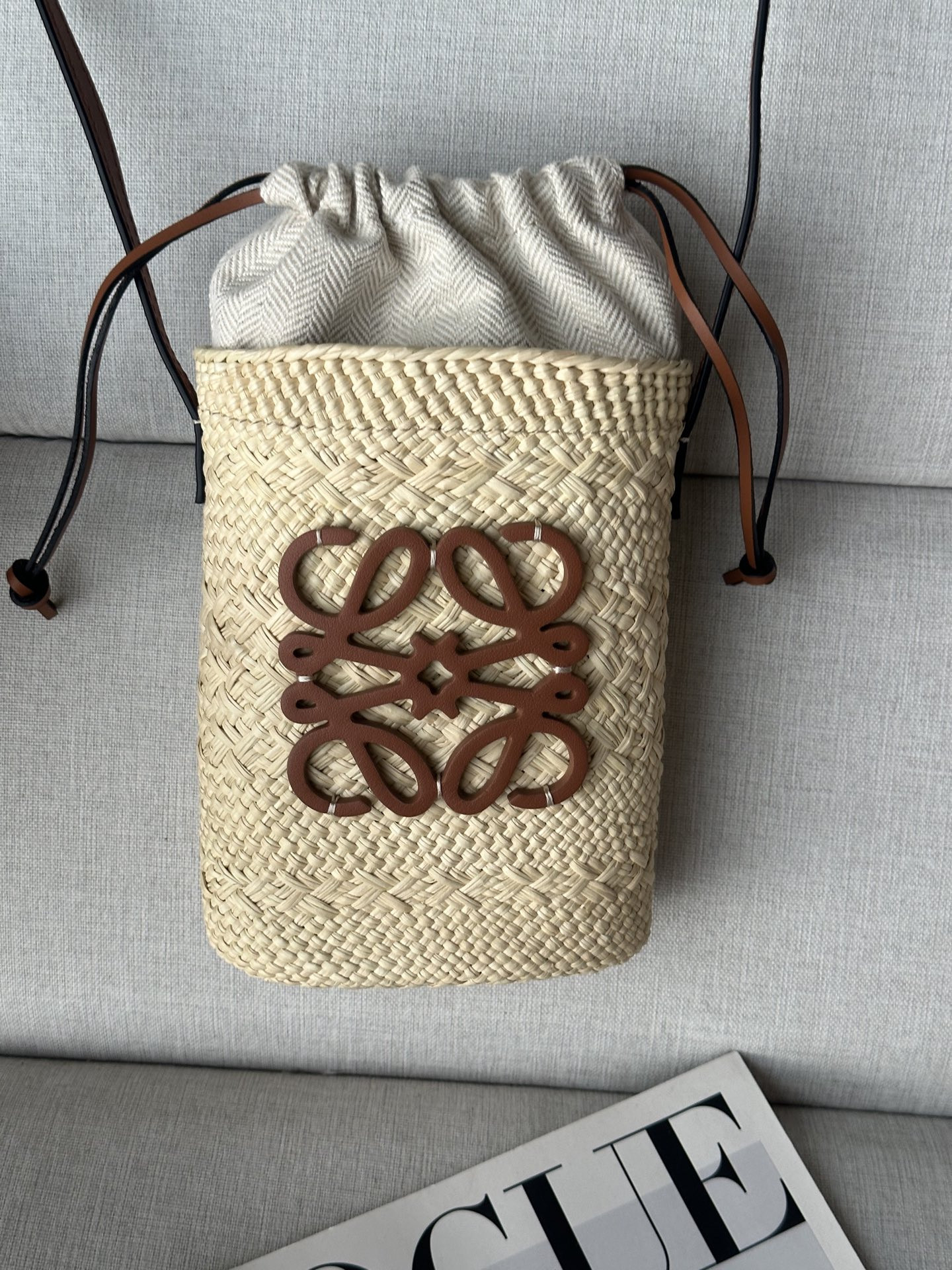 L0ew* Square pocket in iraca palm and calfskin 22.5x14x6cm