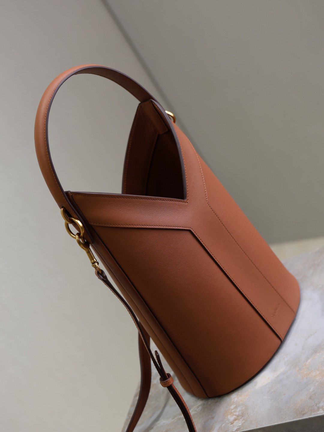 Y51 Y top-handle bucket in leather 25x22-34x3-15cm