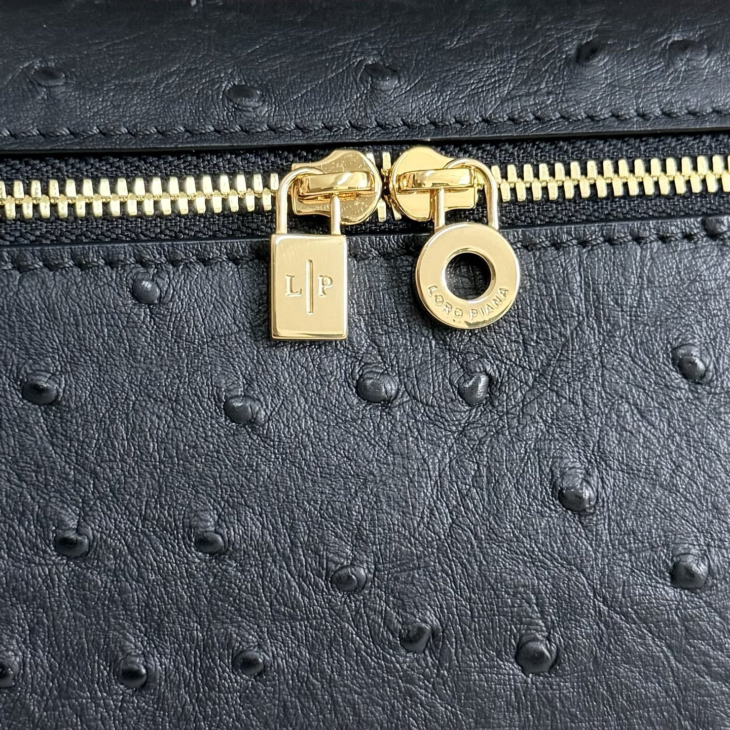 L0r0 P1ana Extra Pocket L19 Ostrich-grained Leather 11 x 19 x 6.5 cm