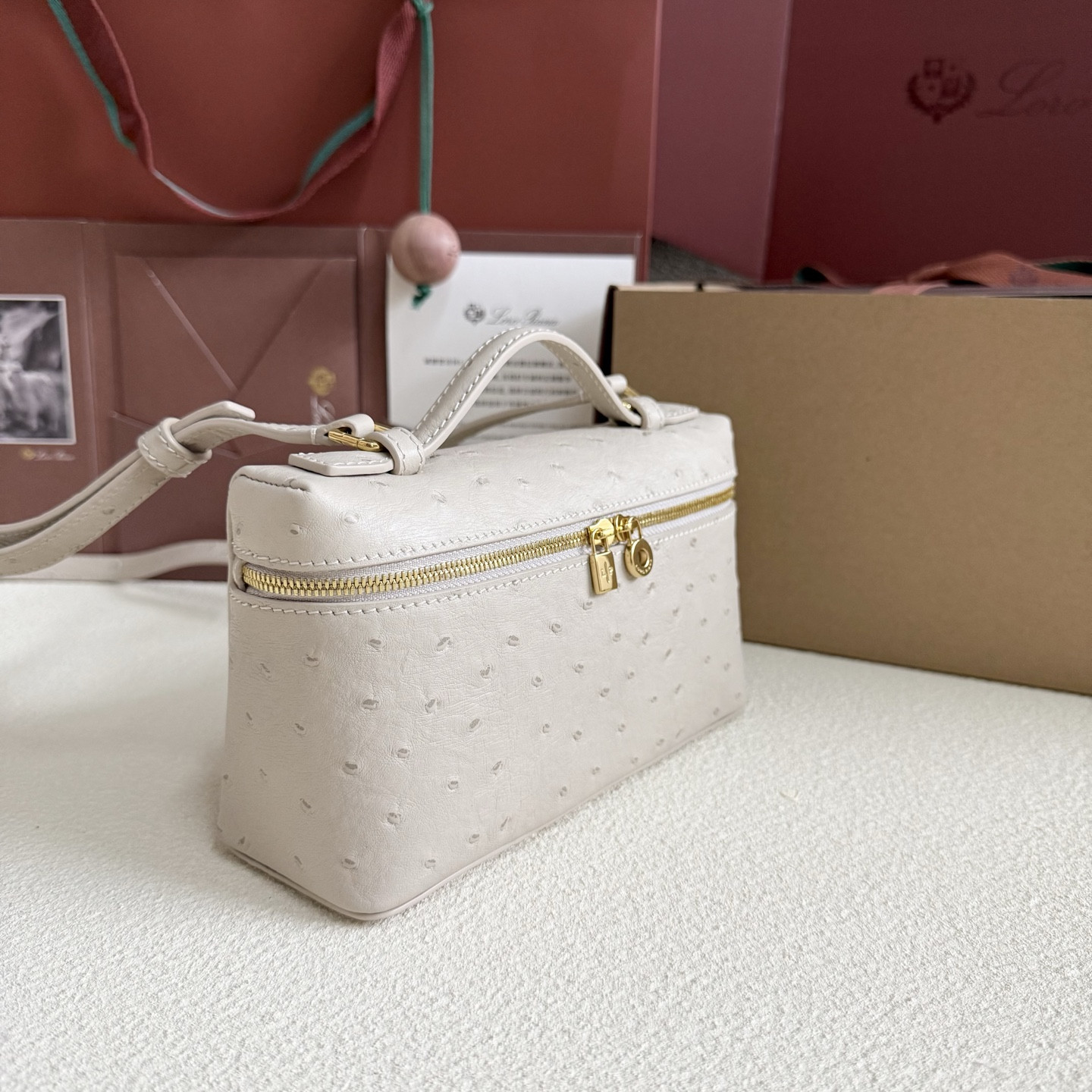 L0r0 P1ana Extra Pocket L19 Ostrich-grained Leather 11 x 19 x 6.5 cm