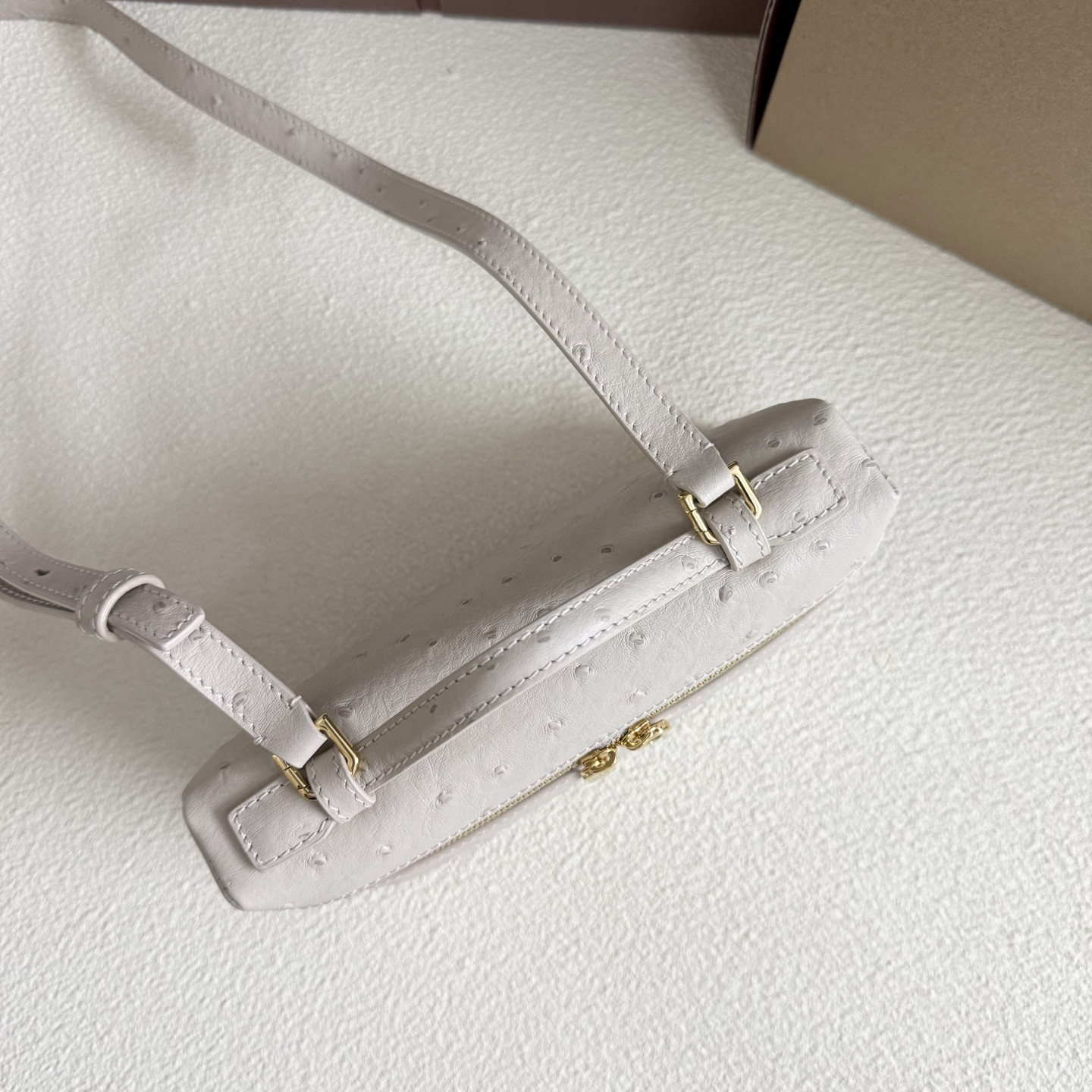 L0r0 P1ana Extra Pocket L19 Ostrich-grained Leather 11 x 19 x 6.5 cm