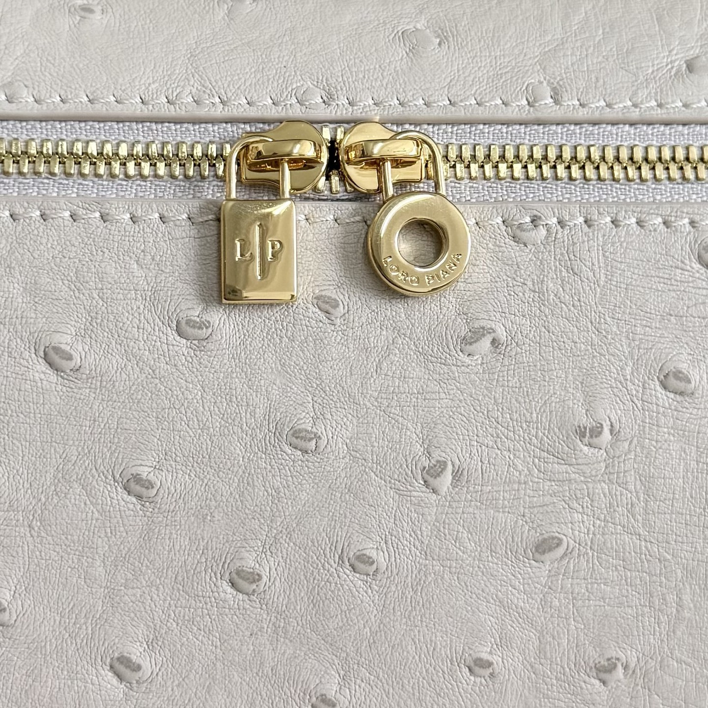 L0r0 P1ana Extra Pocket L19 Ostrich-grained Leather 11 x 19 x 6.5 cm