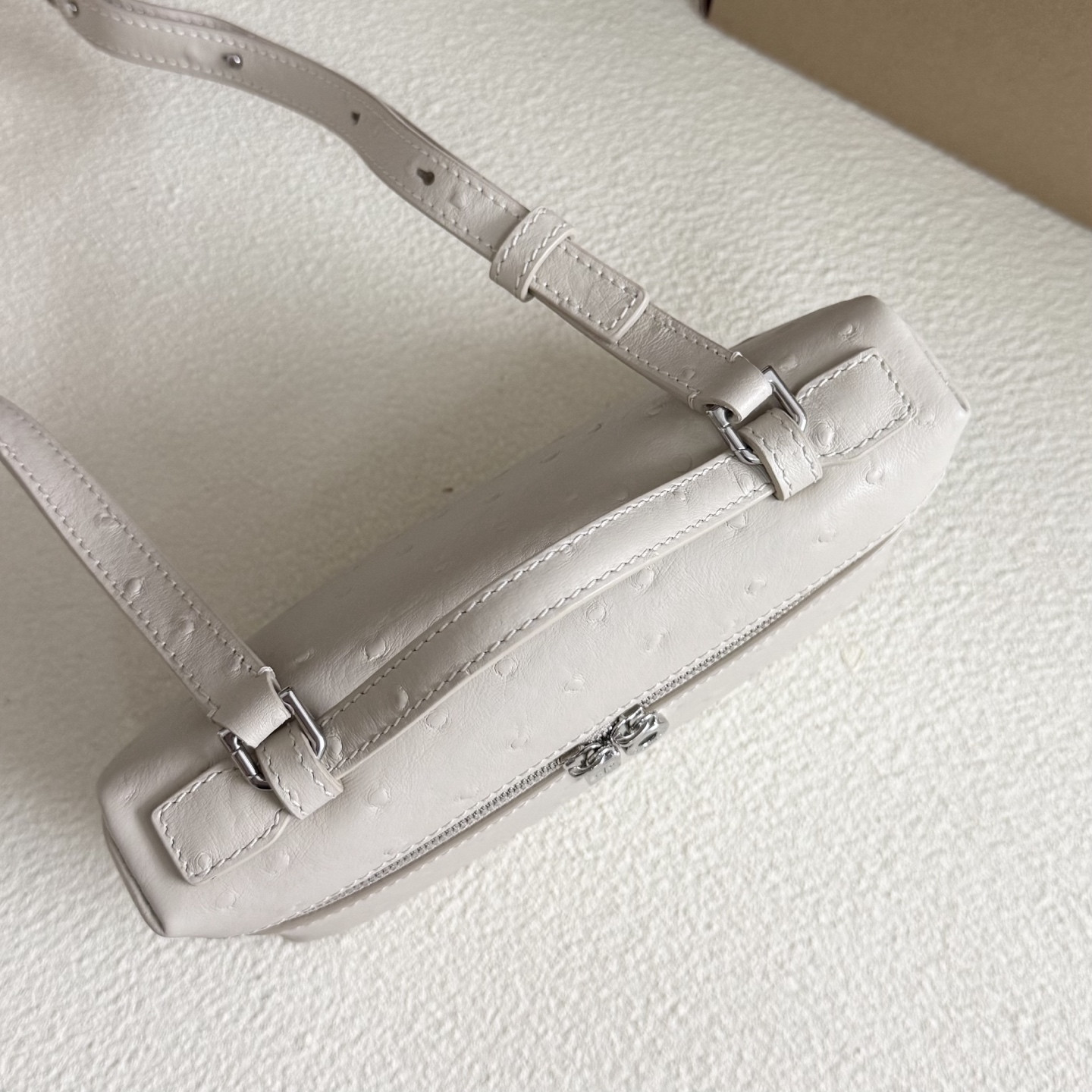 L0r0 P1ana Extra Pocket L19 Ostrich-grained Leather 11 x 19 x 6.5 cm