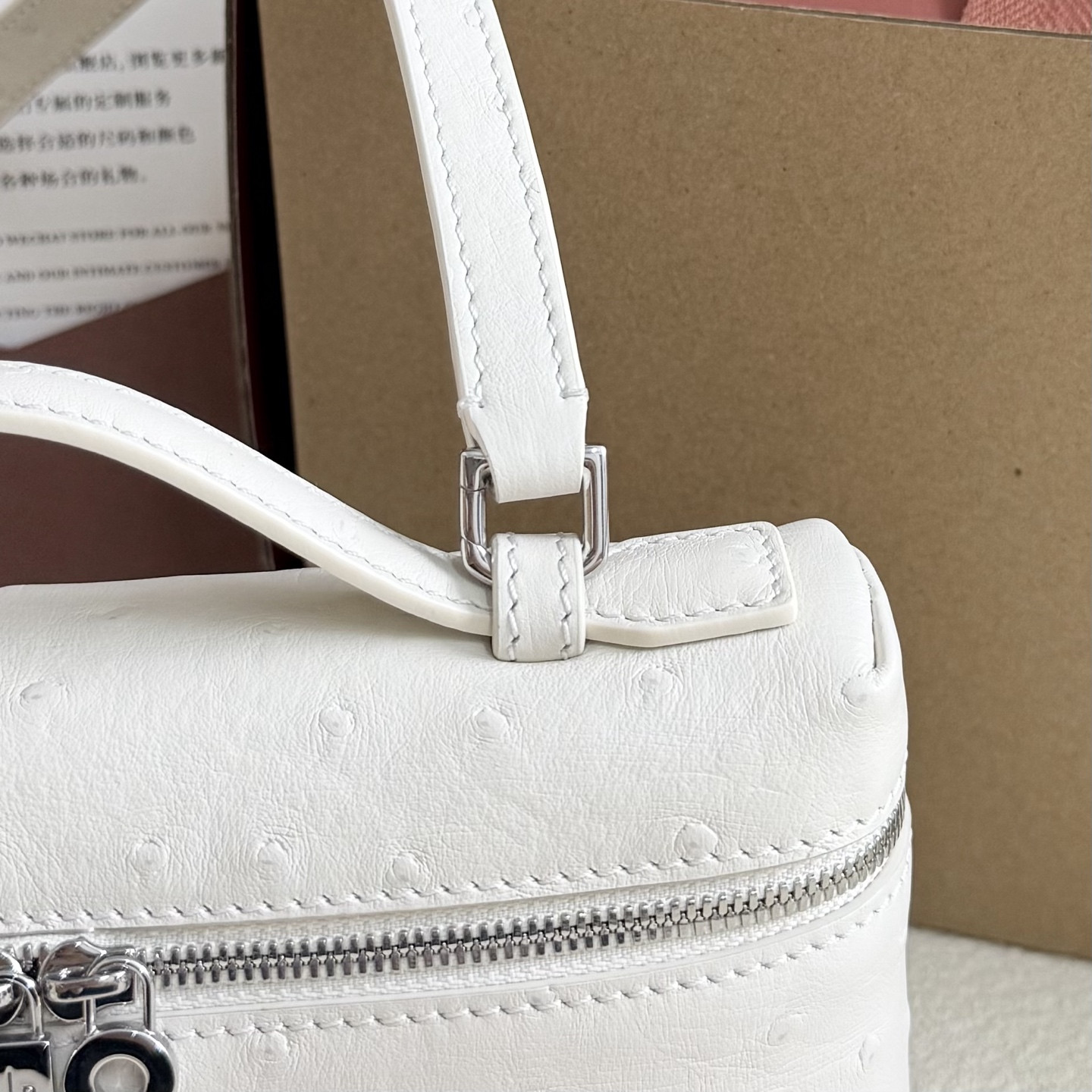 L0r0 P1ana Extra Pocket L19 Ostrich-grained Leather 11 x 19 x 6.5 cm