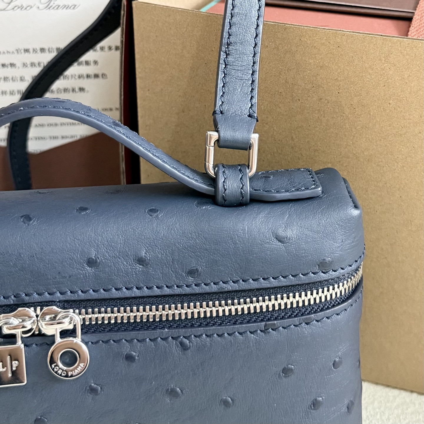 L0r0 P1ana Extra Pocket L19 Ostrich-grained Leather 11 x 19 x 6.5 cm