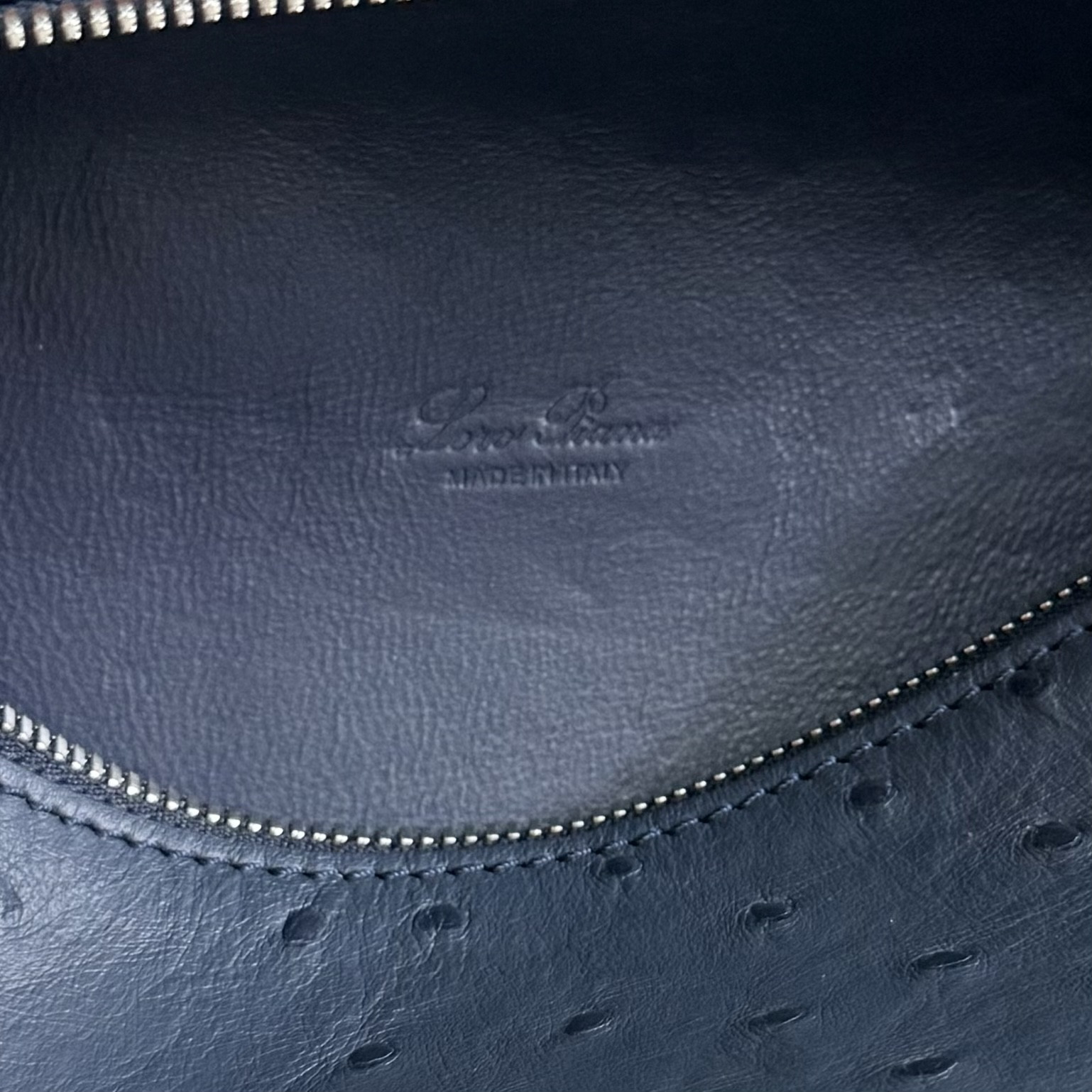 L0r0 P1ana Extra Pocket L19 Ostrich-grained Leather 11 x 19 x 6.5 cm