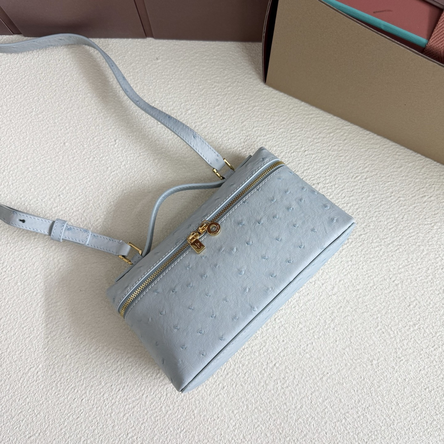 L0r0 P1ana Extra Pocket L19 Ostrich-grained Leather 11 x 19 x 6.5 cm