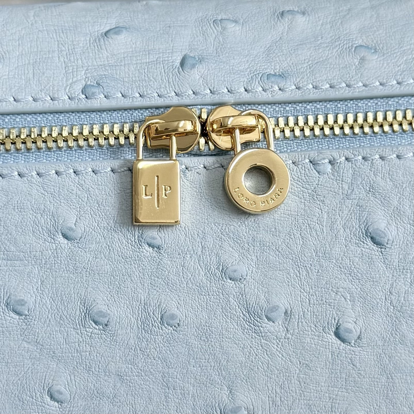 L0r0 P1ana Extra Pocket L19 Ostrich-grained Leather 11 x 19 x 6.5 cm