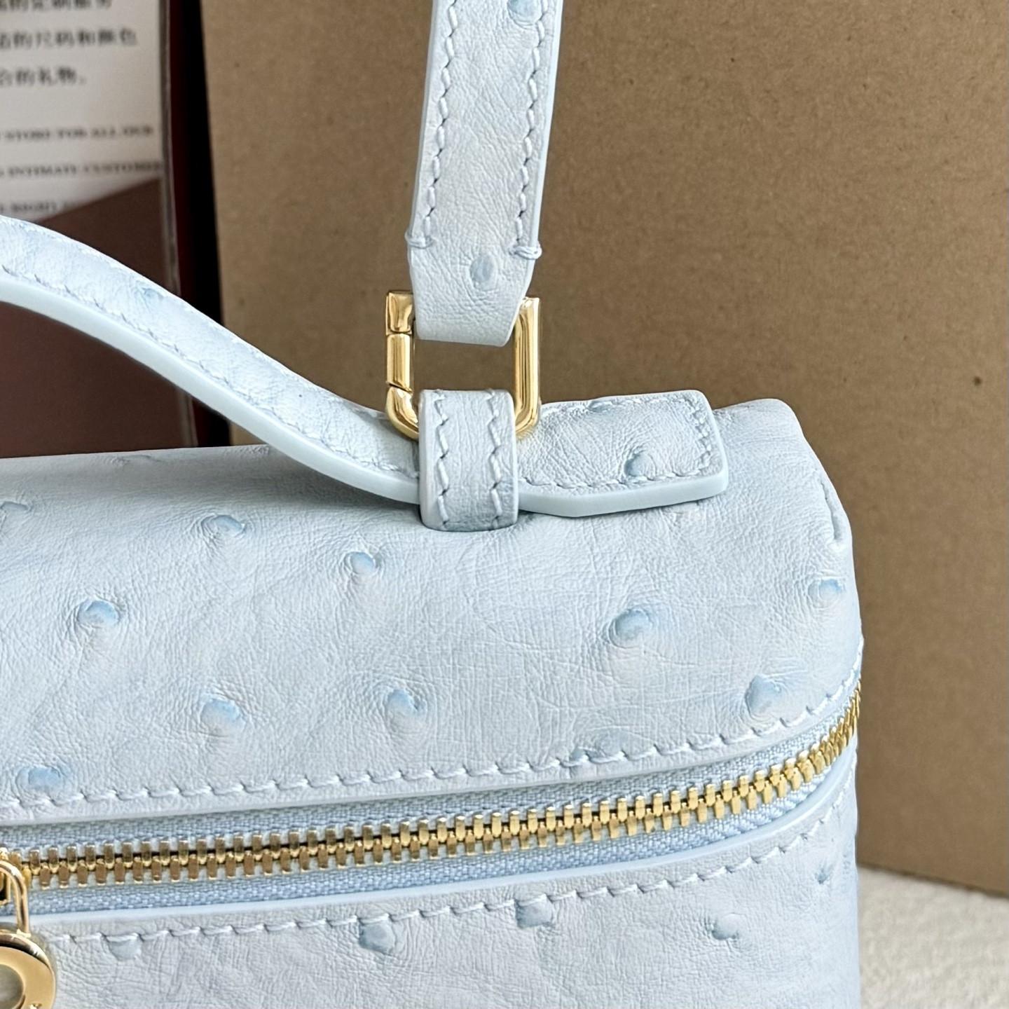 L0r0 P1ana Extra Pocket L19 Ostrich-grained Leather 11 x 19 x 6.5 cm