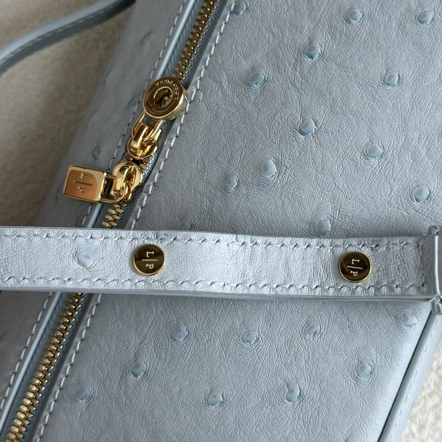 L0r0 P1ana Extra Pocket L19 Ostrich-grained Leather 11 x 19 x 6.5 cm