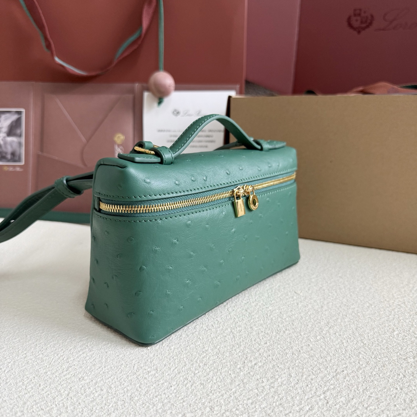 L0r0 P1ana Extra Pocket L19 Ostrich-grained Leather 11 x 19 x 6.5 cm