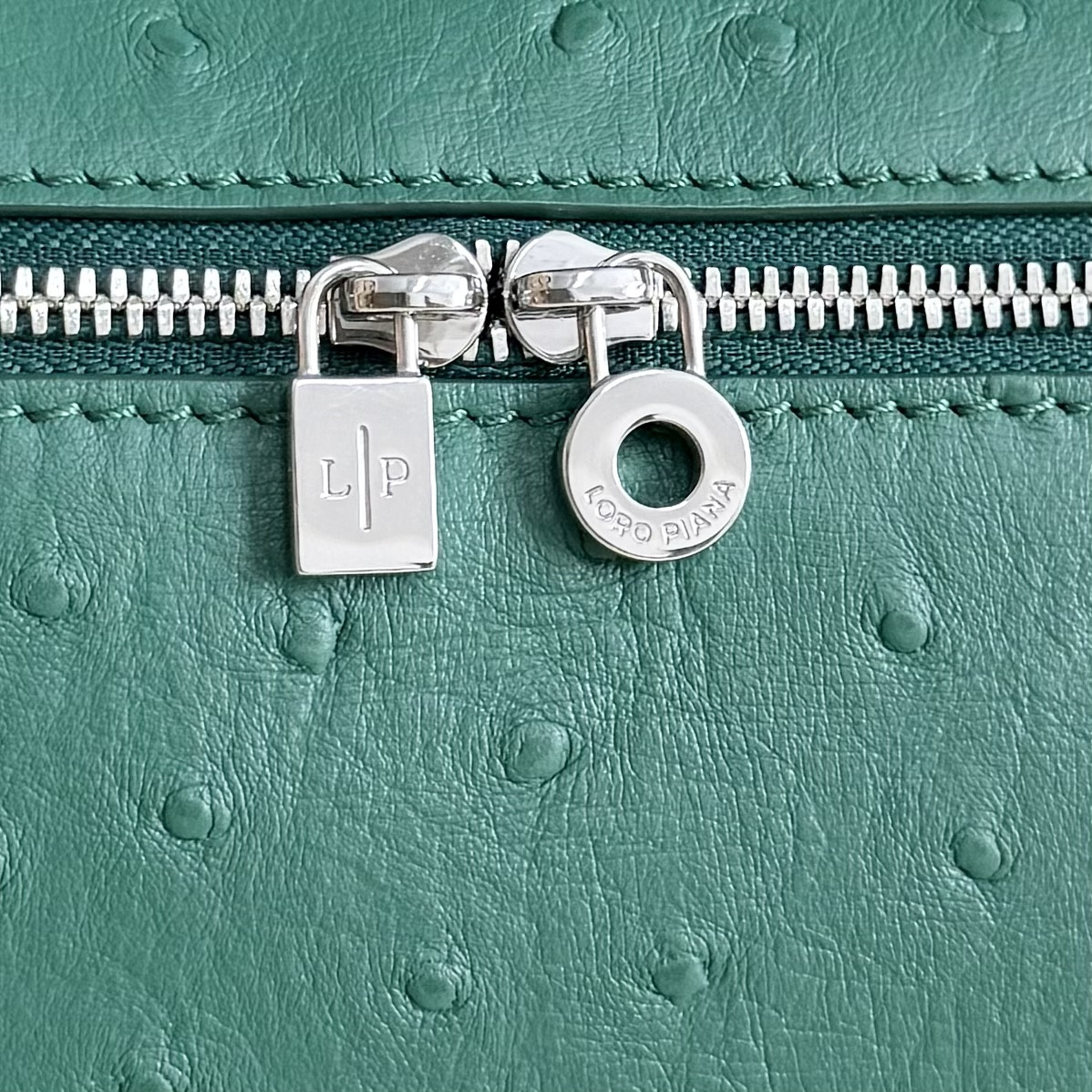 L0r0 P1ana Extra Pocket L19 Ostrich-grained Leather 11 x 19 x 6.5 cm