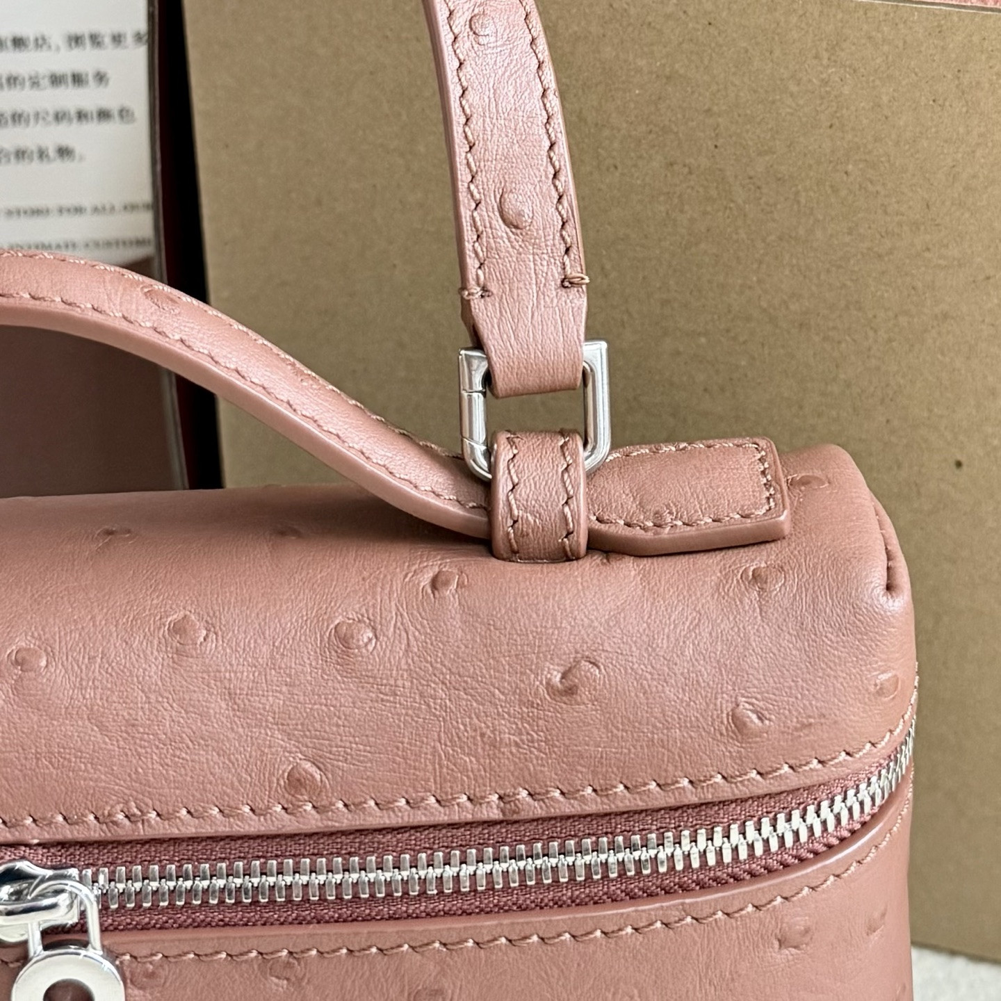 L0r0 P1ana Extra Pocket L19 Ostrich-grained Leather 11 x 19 x 6.5 cm