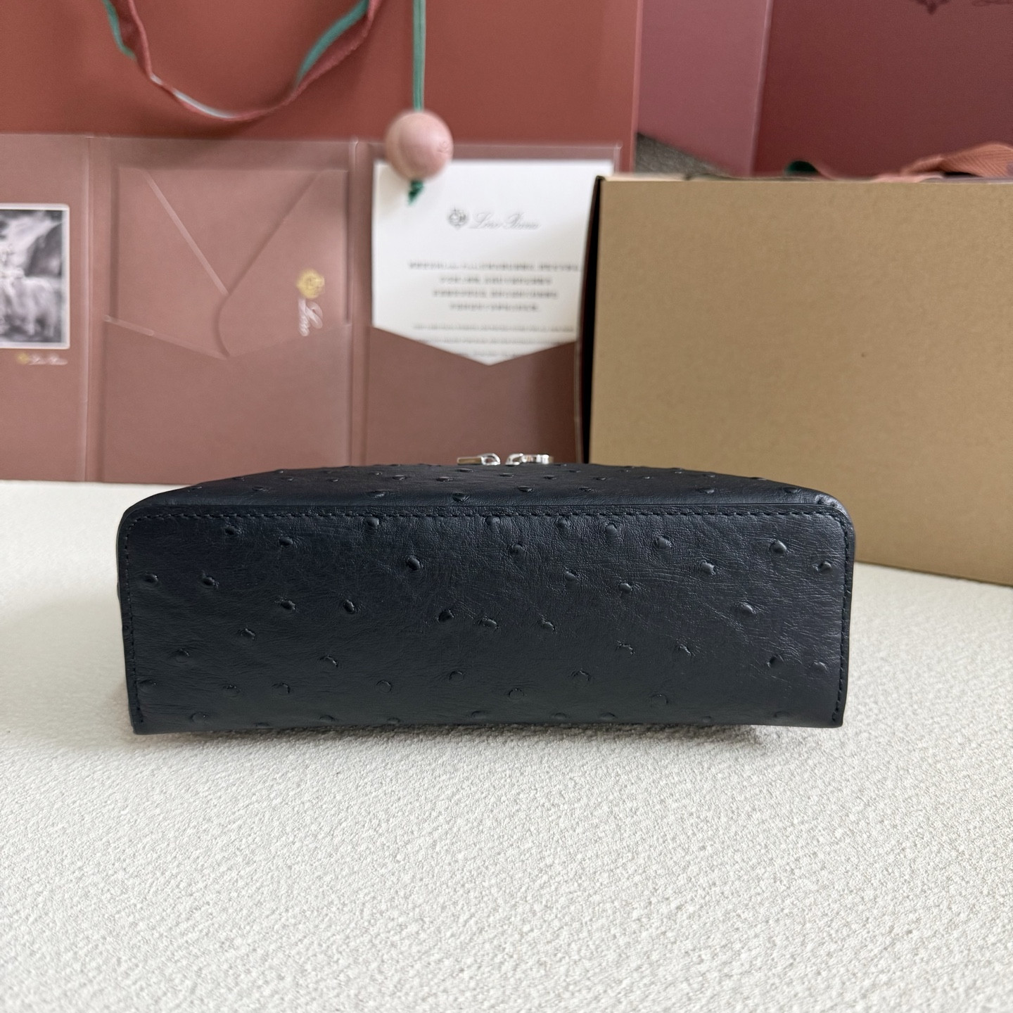 L0r0 P1ana Extra Pocket L19 Ostrich-grained Leather 11 x 19 x 6.5 cm