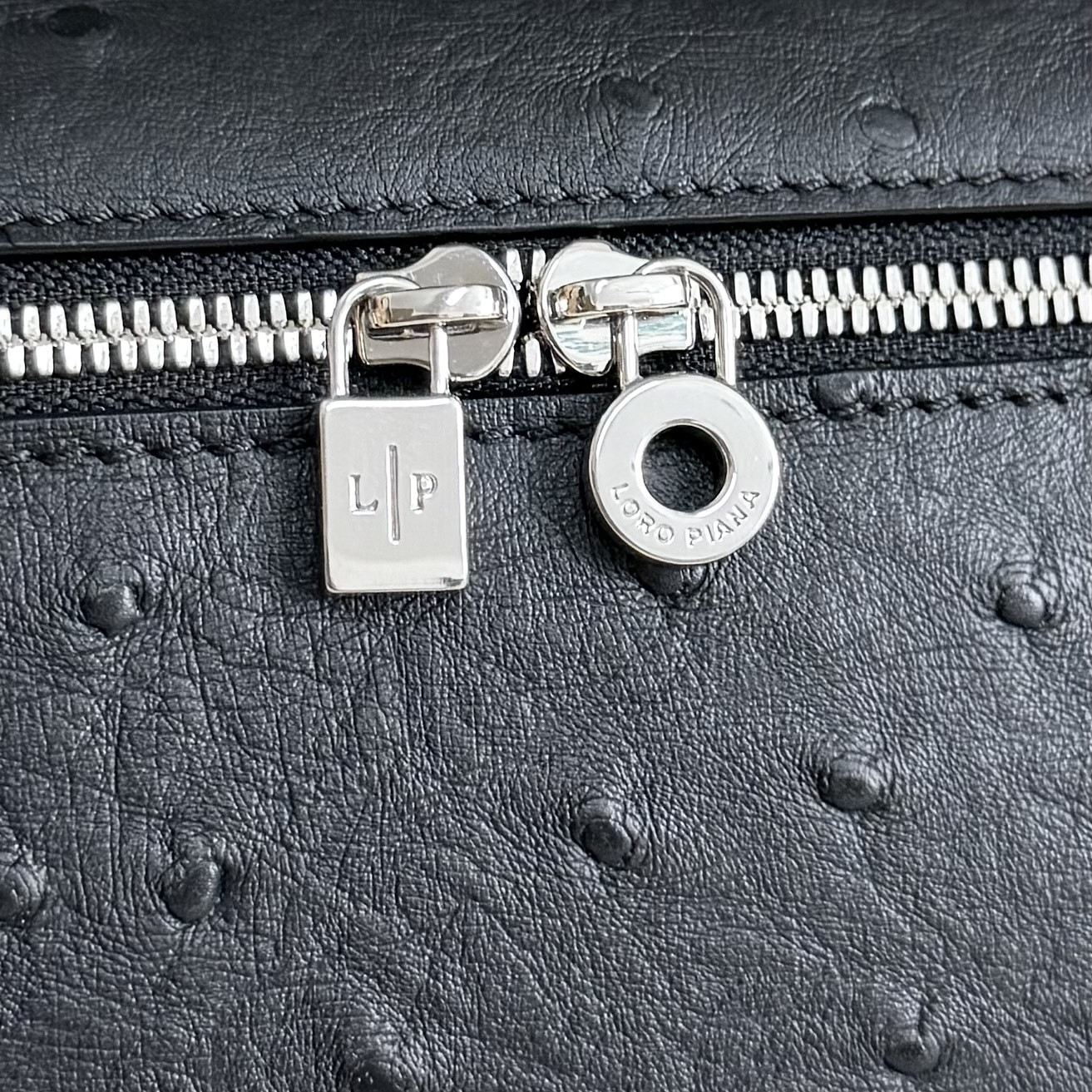 L0r0 P1ana Extra Pocket L19 Ostrich-grained Leather 11 x 19 x 6.5 cm