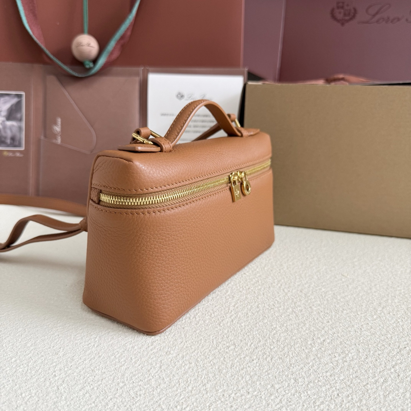 L0r0 P1ana Extra Pocket L19 Grained Calfskin 11 x 19 x 6.5 cm