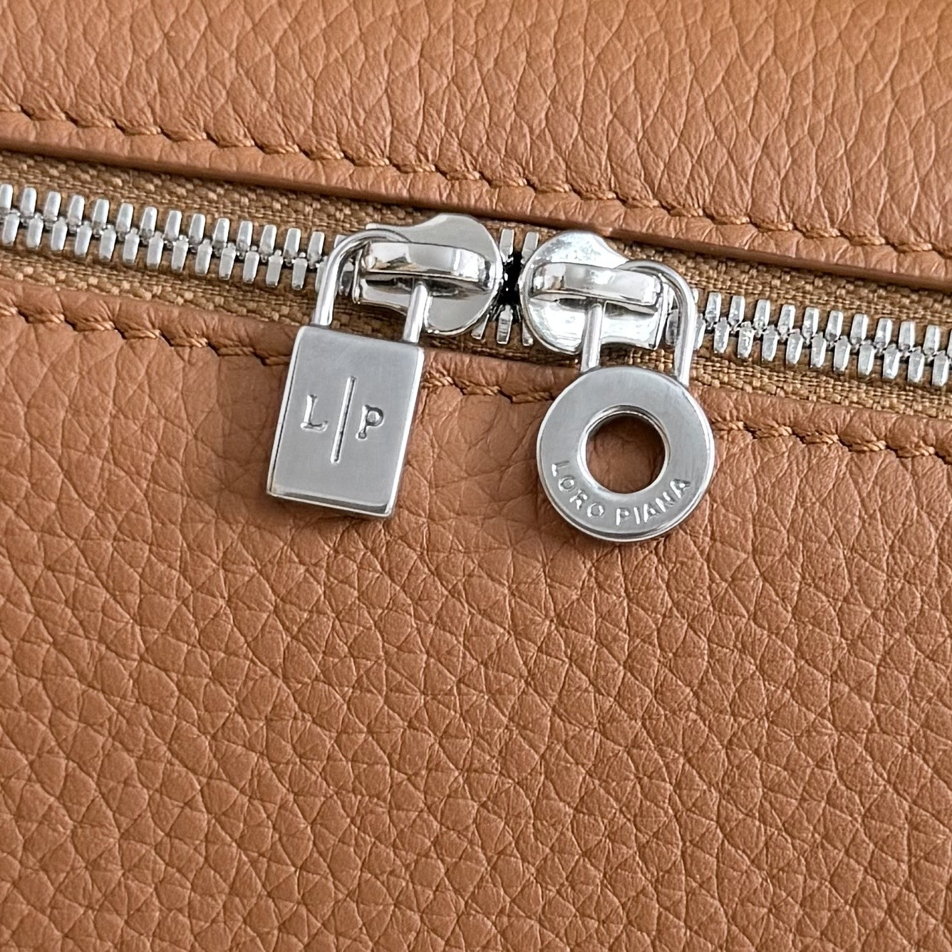 L0r0 P1ana Extra Pocket L19 Grained Calfskin 11 x 19 x 6.5 cm