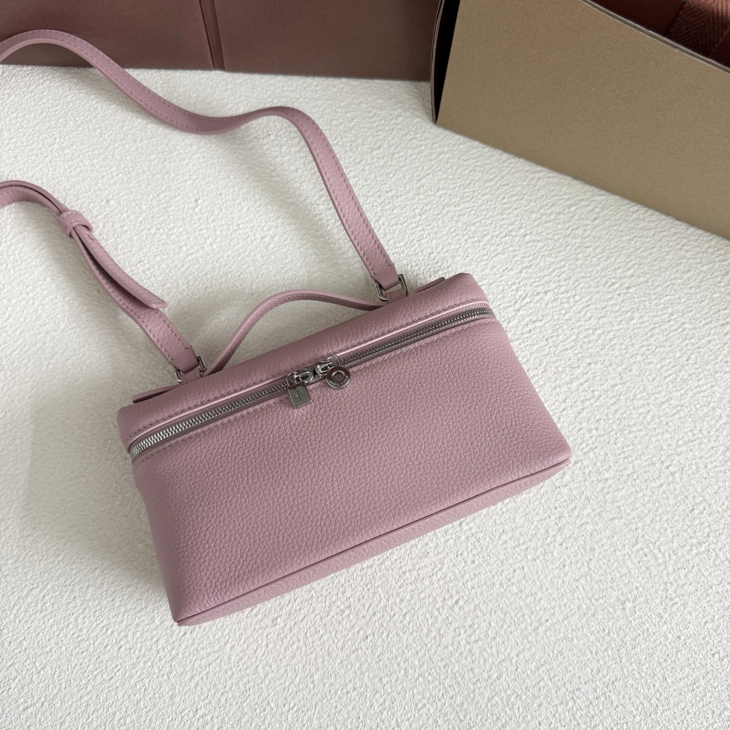 L0r0 P1ana Extra Pocket L19 Grained Calfskin 11 x 19 x 6.5 cm