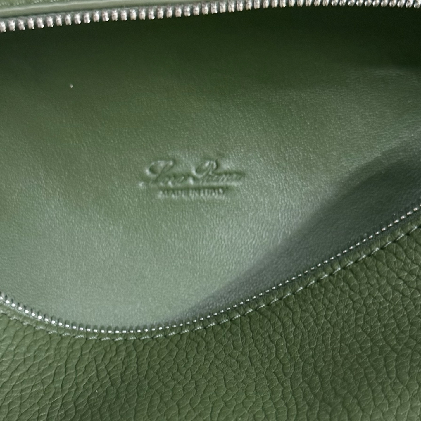 L0r0 P1ana Extra Pocket L19 Grained Calfskin 11 x 19 x 6.5 cm